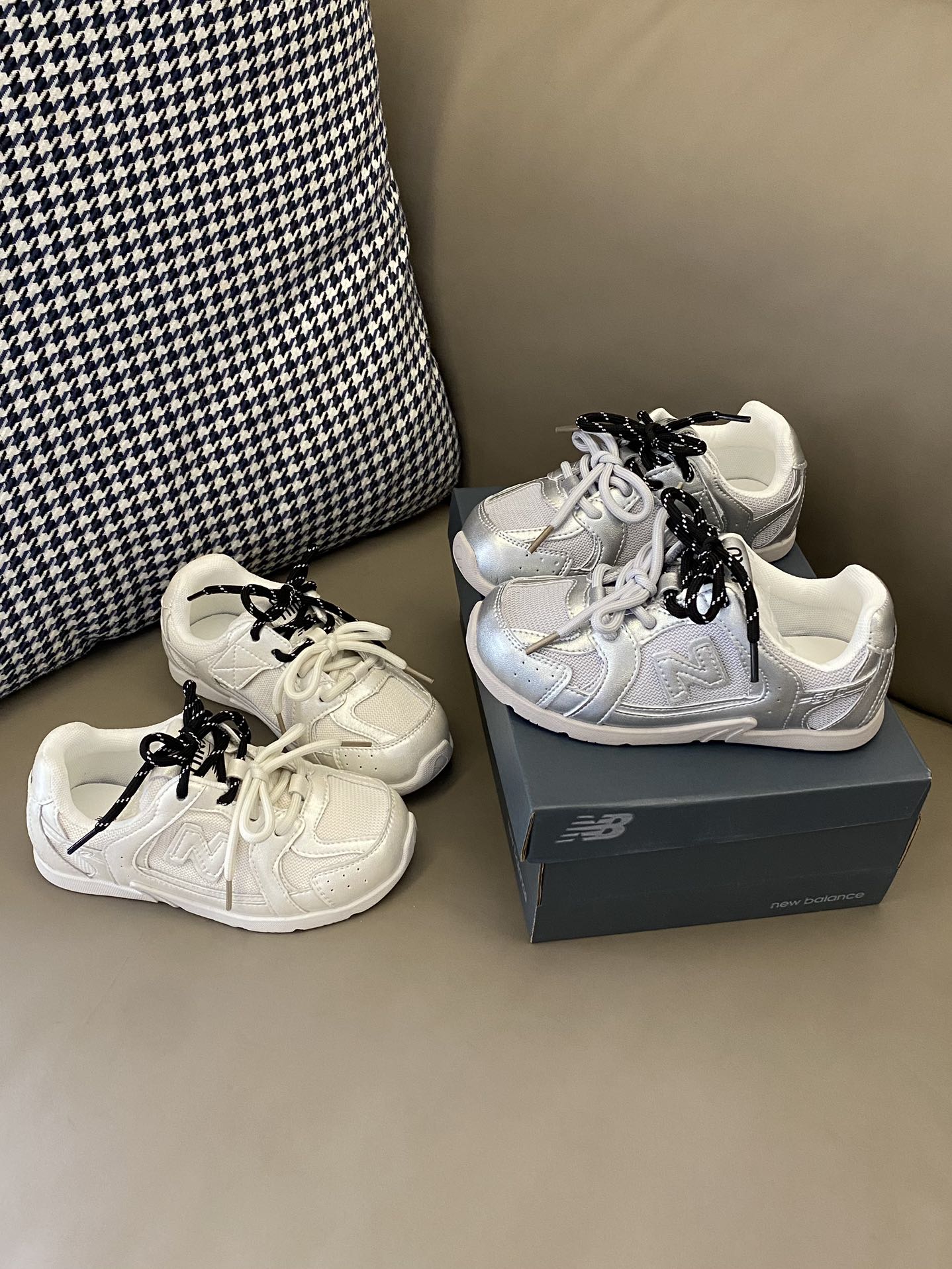 图片[3]-原图直出🌟 NB 530 miumiu 系带联名童鞋，双系带+魔术贴设计，方便宝贝穿脱✅鞋面网眼设计，清爽透气💨上脚get到踩屎感～超级柔软🤩鞋底防滑耐磨😜抓地力强👍🏻是宝贝们的心头好😜-选品中心