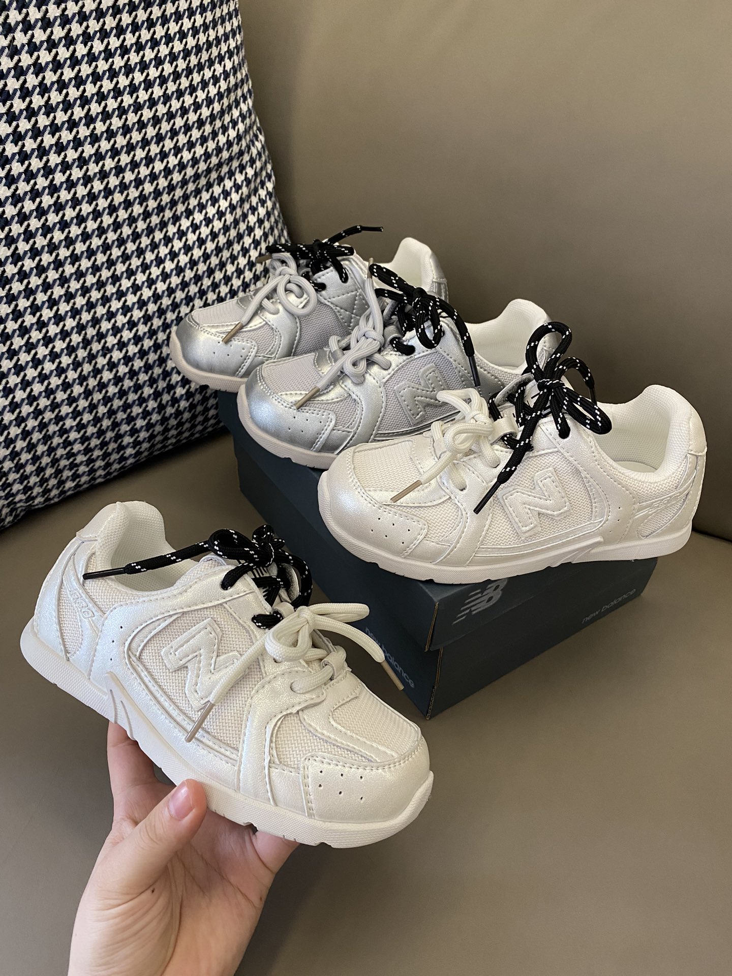 图片[8]-原图直出🌟 NB 530 miumiu 系带联名童鞋，双系带+魔术贴设计，方便宝贝穿脱✅鞋面网眼设计，清爽透气💨上脚get到踩屎感～超级柔软🤩鞋底防滑耐磨😜抓地力强👍🏻是宝贝们的心头好😜-选品中心