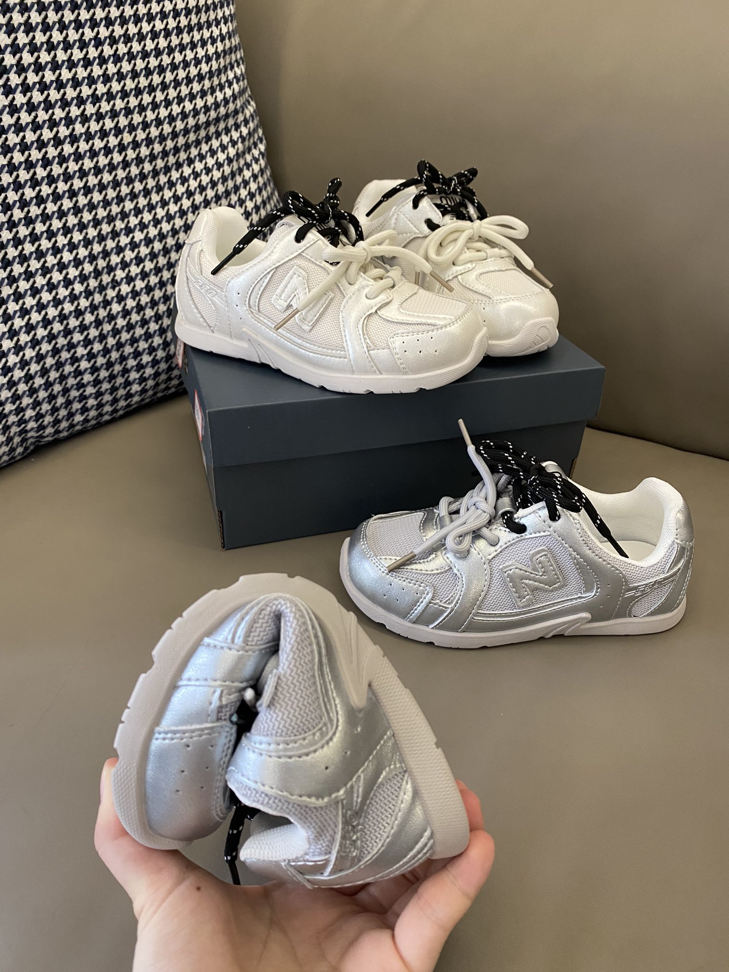 图片[2]-原图直出🌟 NB 530 miumiu 系带联名童鞋，双系带+魔术贴设计，方便宝贝穿脱✅鞋面网眼设计，清爽透气💨上脚get到踩屎感～超级柔软🤩鞋底防滑耐磨😜抓地力强👍🏻是宝贝们的心头好😜-选品中心