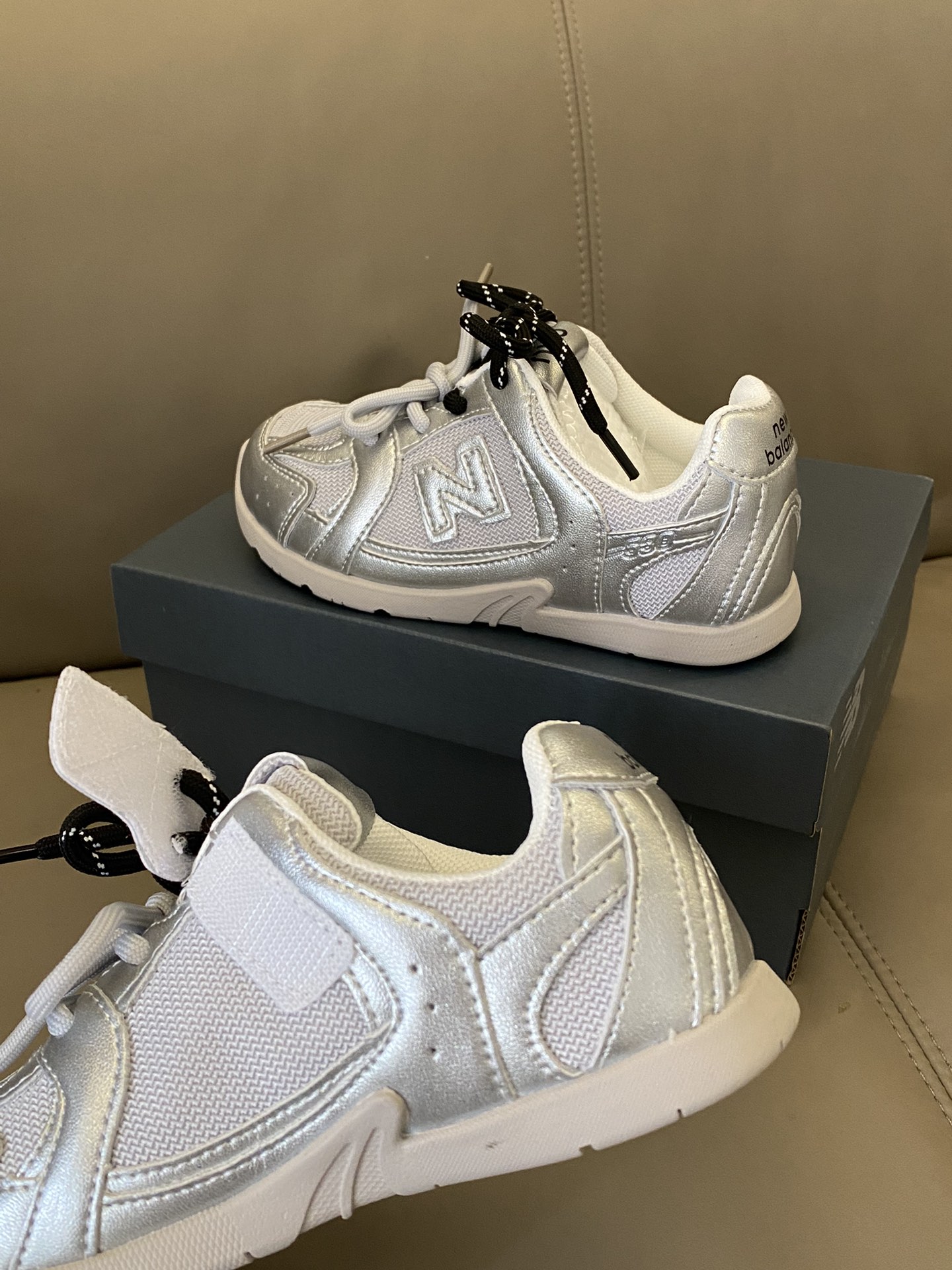 图片[6]-原图直出🌟 NB 530 miumiu 系带联名童鞋，双系带+魔术贴设计，方便宝贝穿脱✅鞋面网眼设计，清爽透气💨上脚get到踩屎感～超级柔软🤩鞋底防滑耐磨😜抓地力强👍🏻是宝贝们的心头好😜-选品中心