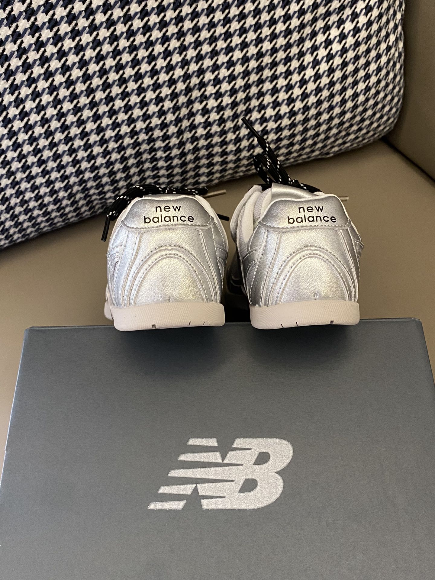 图片[4]-原图直出🌟 NB 530 miumiu 系带联名童鞋，双系带+魔术贴设计，方便宝贝穿脱✅鞋面网眼设计，清爽透气💨上脚get到踩屎感～超级柔软🤩鞋底防滑耐磨😜抓地力强👍🏻是宝贝们的心头好😜-选品中心