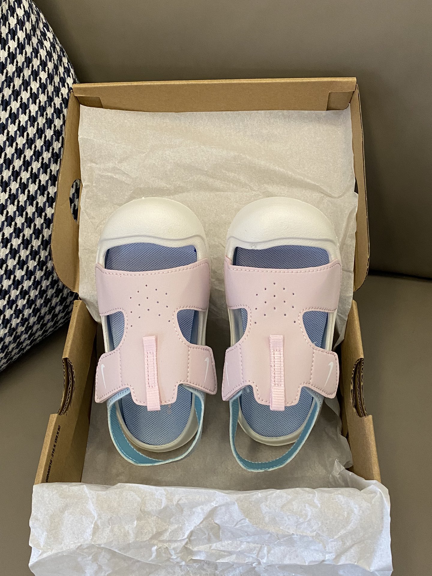 原图直出🌟 这双简直是王牌单品🤟🏻 宝妈们一定很熟悉，鞋底特别软，鞋面贴合脚面，轻柔包裹小脚丫，后跟稳固足部，非常贴心的细节设计，真的太推荐了 💯-选品中心