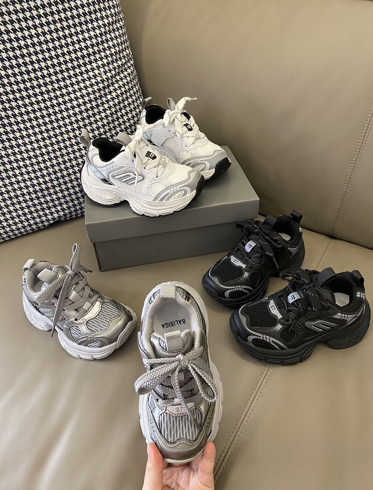 原图直出🌟 洋气又百搭的老爹鞋穿上舒服透气💨魔术贴设计，方便宝贝穿脱✅鞋底防滑耐磨☺️舒服好穿✌🏻跑步跳高都棒棒哒🎉鞋型好好看爱了-选品中心