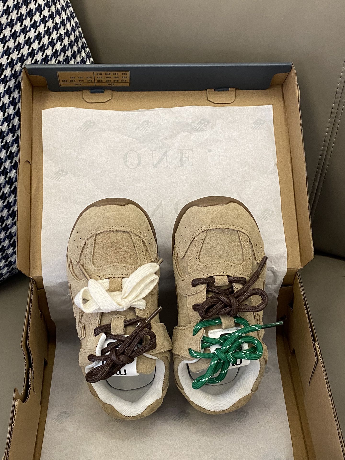 原图直出🌟 谁懂这双miumiu 童鞋的含金量啊 采用双鞋带+魔术贴设计，方便宝贝自己穿脱✅最主要的就是它脚感超级柔软舒适🙌一整个惊艳住了-选品中心