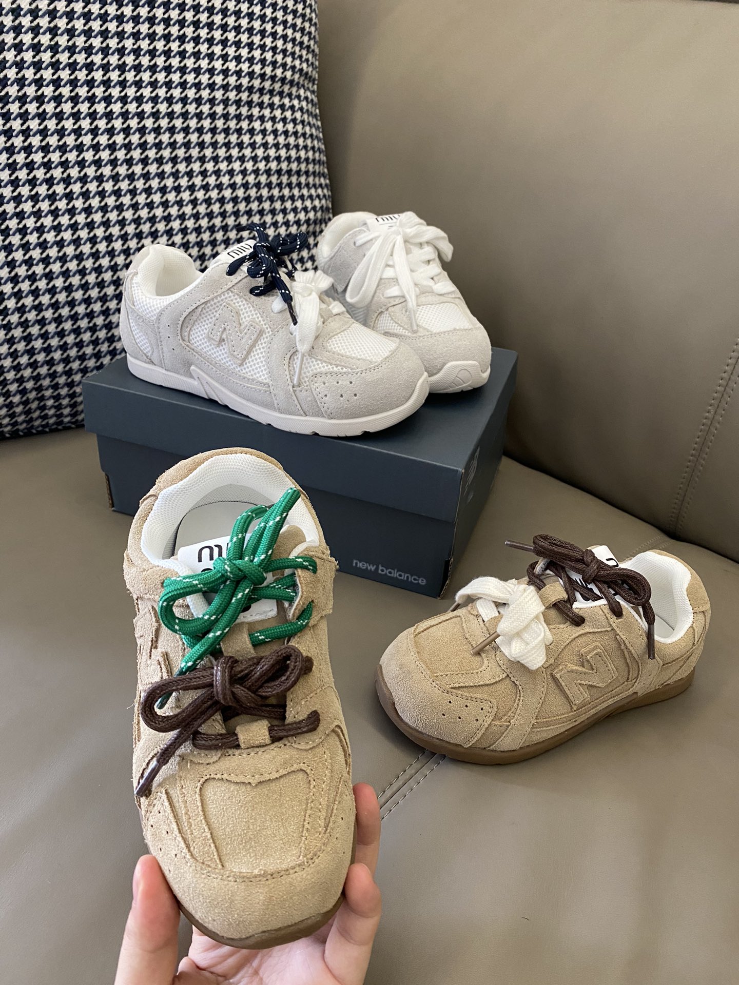 图片[2]-原图直出🌟 谁懂这双miumiu 童鞋的含金量啊 采用双鞋带+魔术贴设计，方便宝贝自己穿脱✅最主要的就是它脚感超级柔软舒适🙌一整个惊艳住了-选品中心