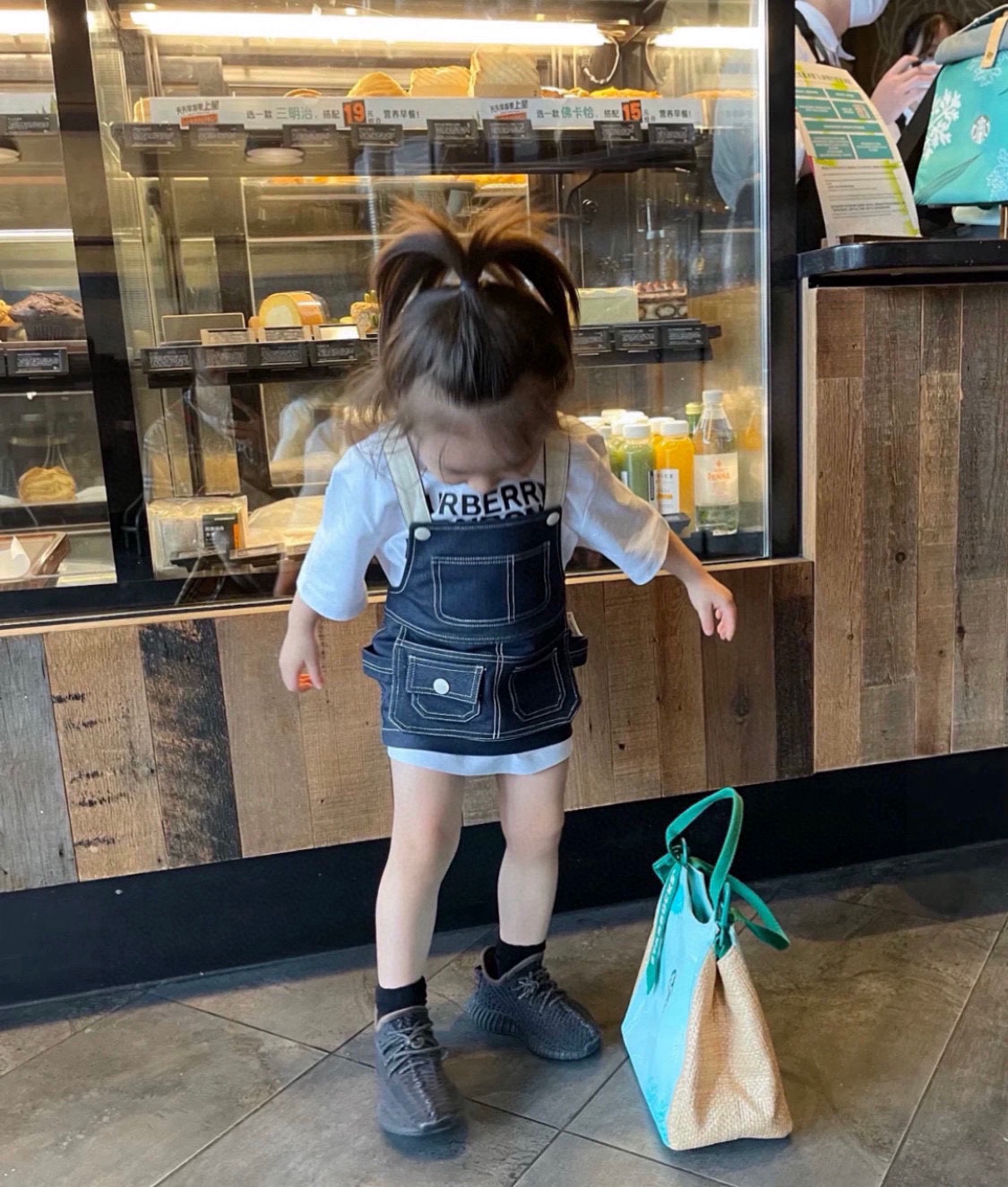 图片[9]-销量排行榜第6️⃣名👇🏻👇🏻👇🏻 冲冲冲✊🏻顶配版仅需 AD yeezy 350v2 真的是人穿人夸！ 真的超级舒适透气 超百搭的款式！ buling buling 真的谁能抵抗的住 闪光灯一开就像镶满了小碎钻 真的太爱了 椰子反光特效简直酷炸了，可甜可盐。 脚感超舒适 真的是细节感满满了！-选品中心