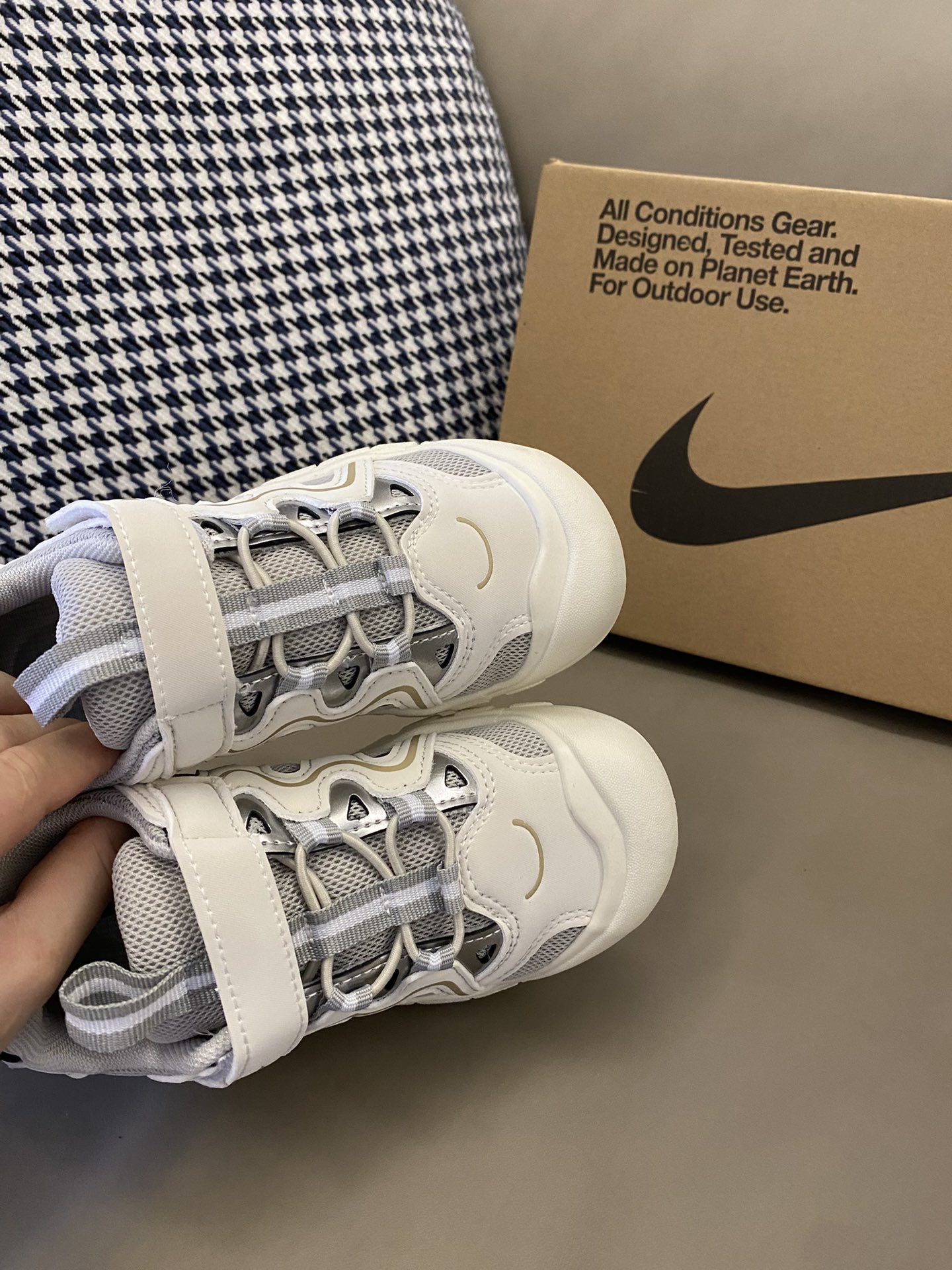 图片[7]-原图直出🌟 真不是我吹这运动鞋太酷🆒啦😍 鞋面镂空设计，透气舒适😌魔术贴设计方便宝贝自己穿脱✅橡胶防滑耐磨大底🫣轻松应对各种地形环境👻-选品中心