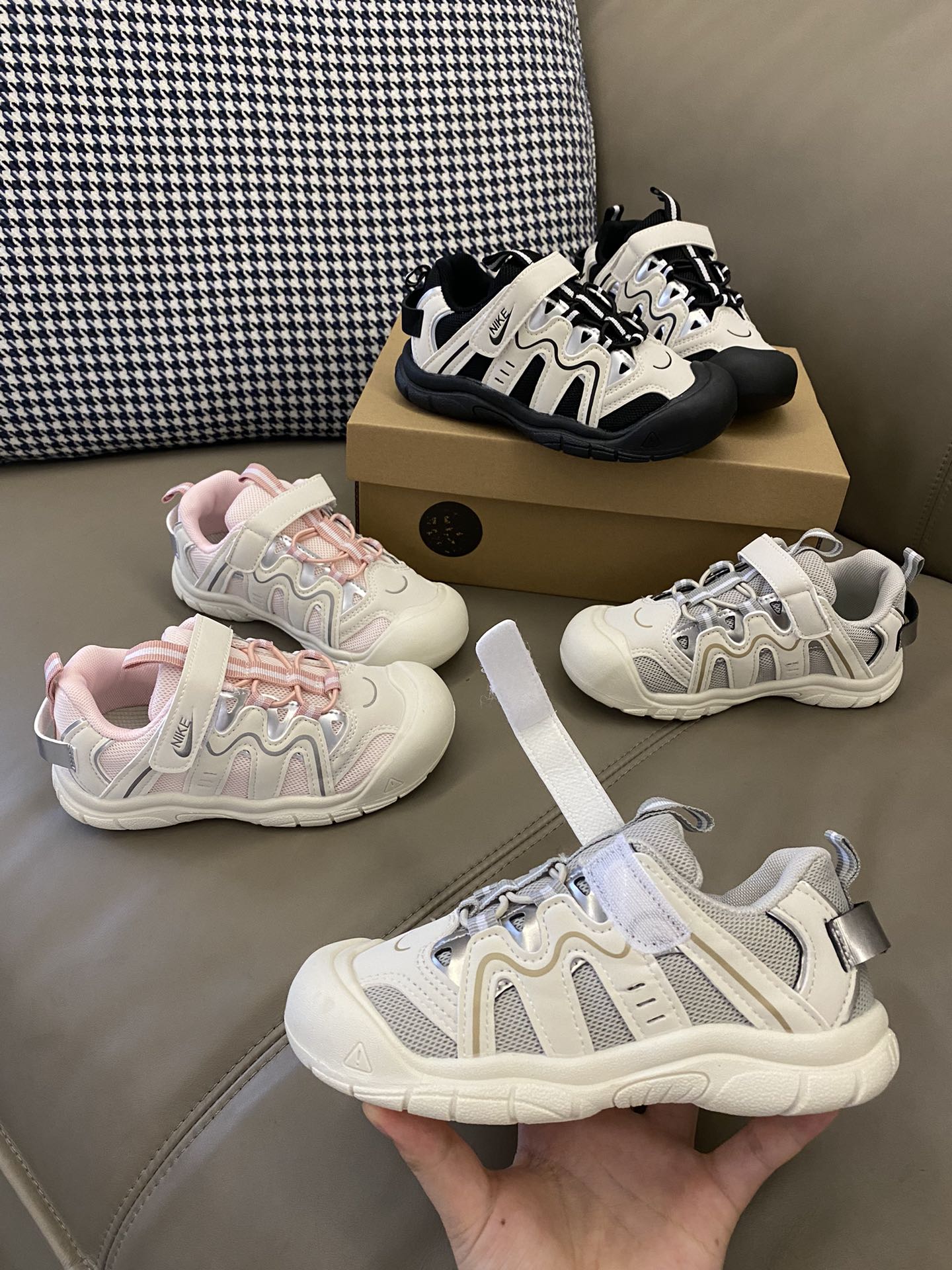 图片[2]-原图直出🌟 真不是我吹这运动鞋太酷🆒啦😍 鞋面镂空设计，透气舒适😌魔术贴设计方便宝贝自己穿脱✅橡胶防滑耐磨大底🫣轻松应对各种地形环境👻-选品中心