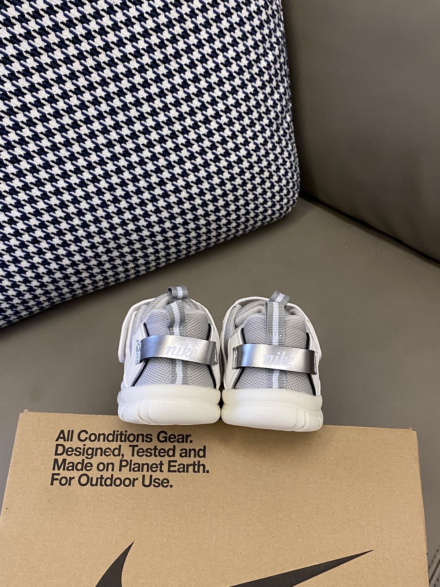 图片[4]-原图直出🌟 真不是我吹这运动鞋太酷🆒啦😍 鞋面镂空设计，透气舒适😌魔术贴设计方便宝贝自己穿脱✅橡胶防滑耐磨大底🫣轻松应对各种地形环境👻-选品中心