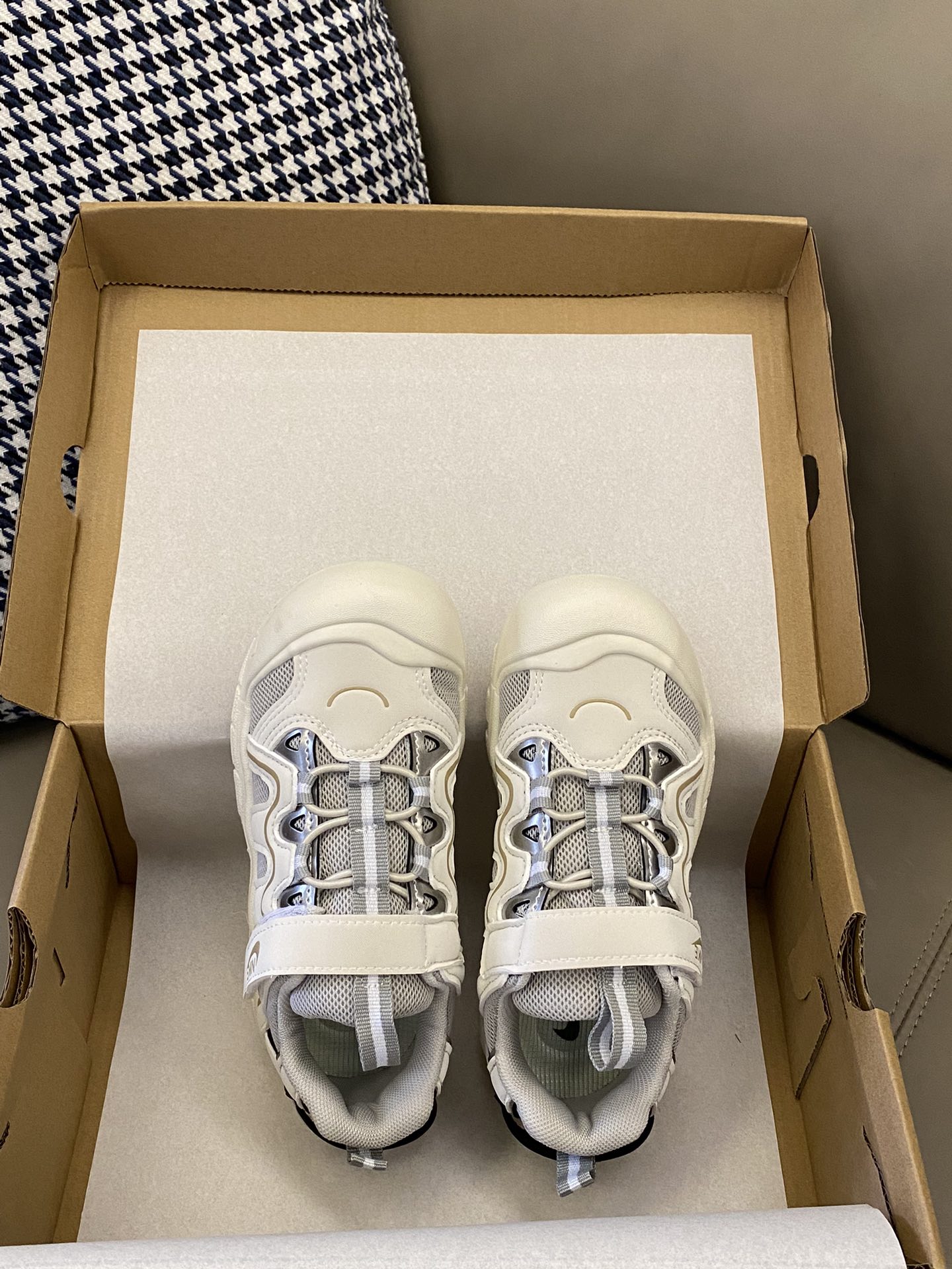 原图直出🌟 真不是我吹这运动鞋太酷🆒啦😍 鞋面镂空设计，透气舒适😌魔术贴设计方便宝贝自己穿脱✅橡胶防滑耐磨大底🫣轻松应对各种地形环境👻-选品中心