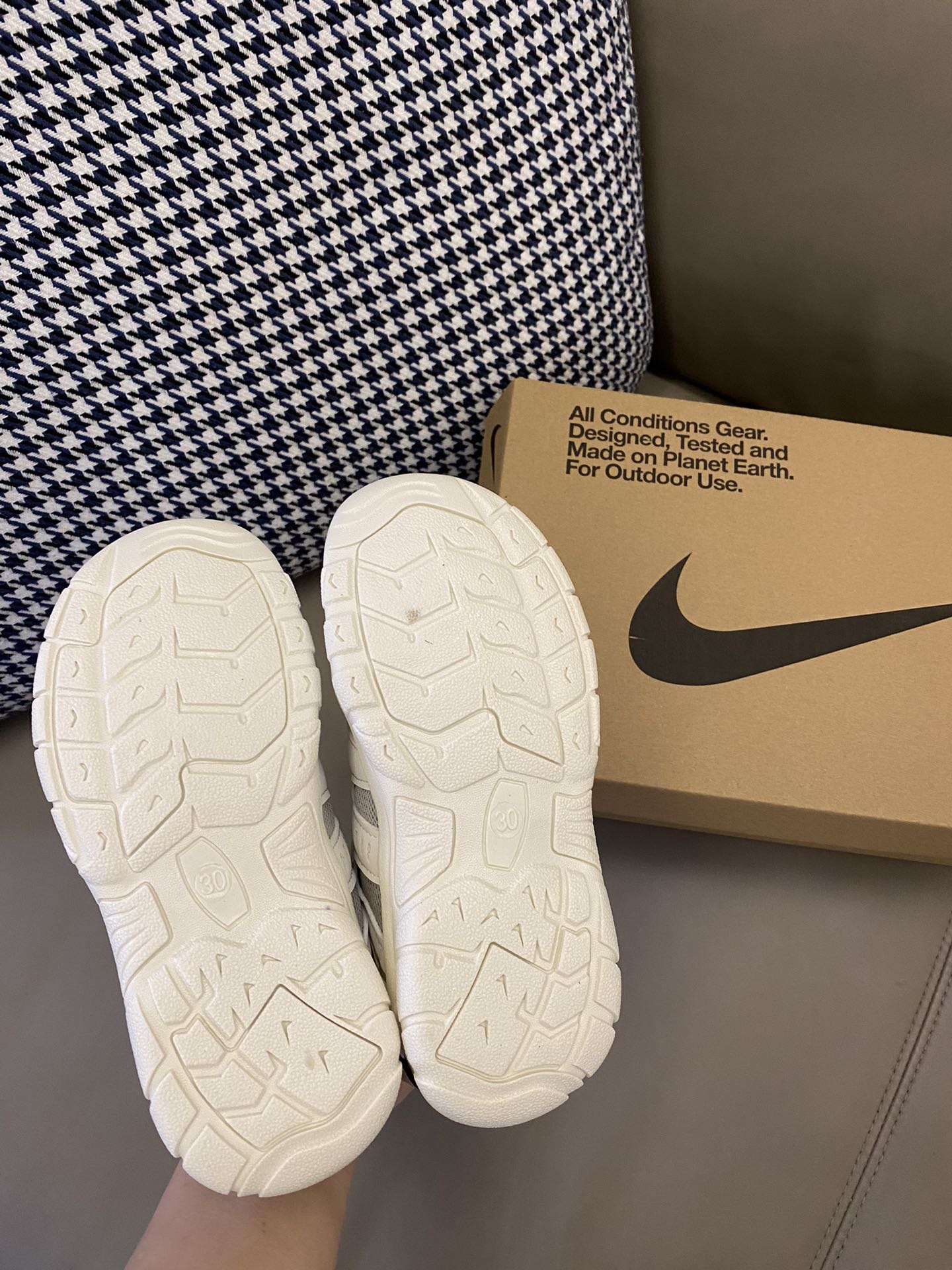 图片[9]-原图直出🌟 真不是我吹这运动鞋太酷🆒啦😍 鞋面镂空设计，透气舒适😌魔术贴设计方便宝贝自己穿脱✅橡胶防滑耐磨大底🫣轻松应对各种地形环境👻-选品中心