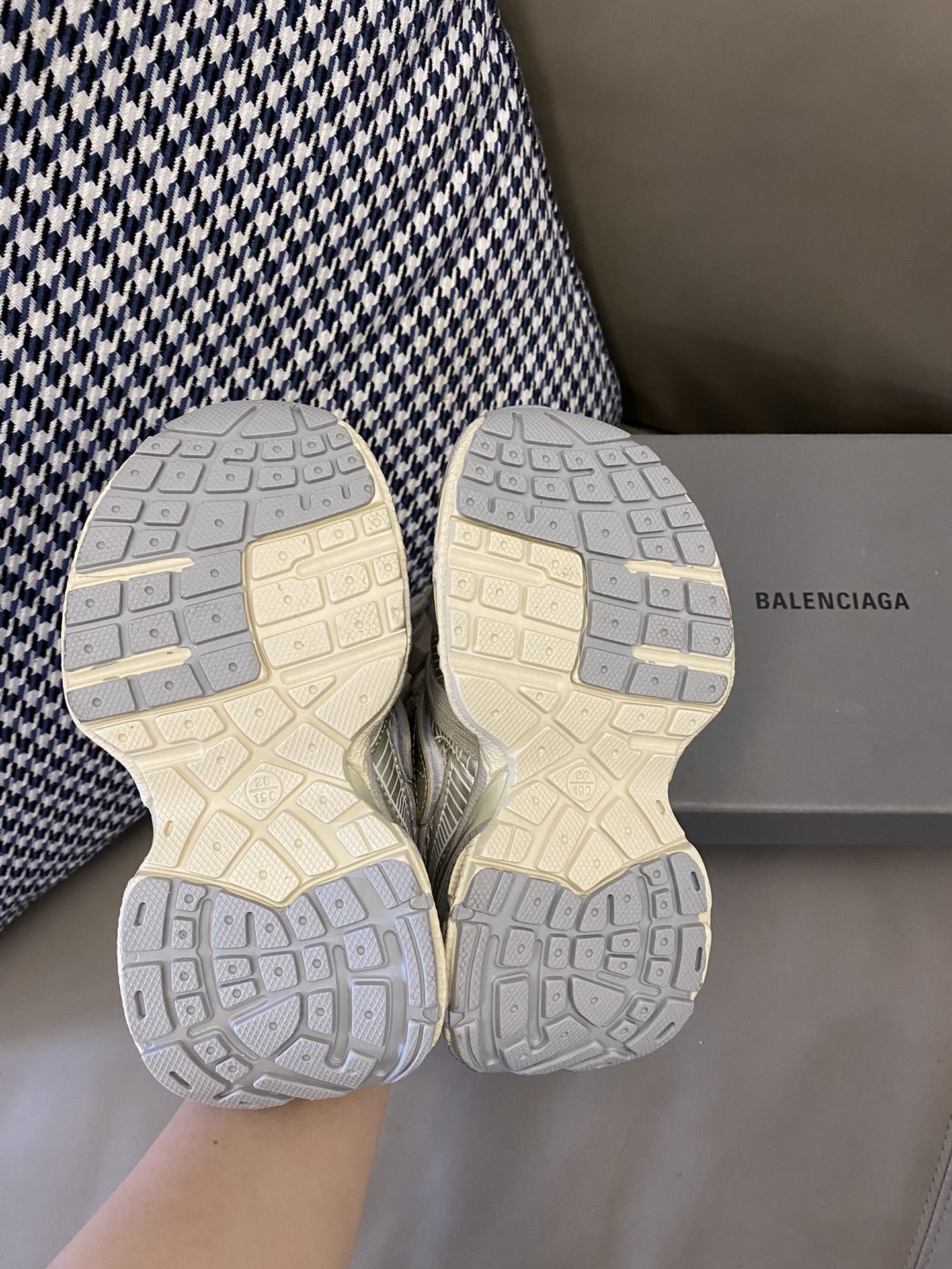 图片[9]-原图直出🌟 巴黎世家新款绑带3XL做旧老爹鞋绝了 一年四季都🉑以穿👻上脚质感拉满😍又酷又飒🆒双鞋带固定装饰+侧面魔术贴设计方便宝贝自己穿脱✅鞋底防滑耐磨，抓地力强👍🏻-选品中心