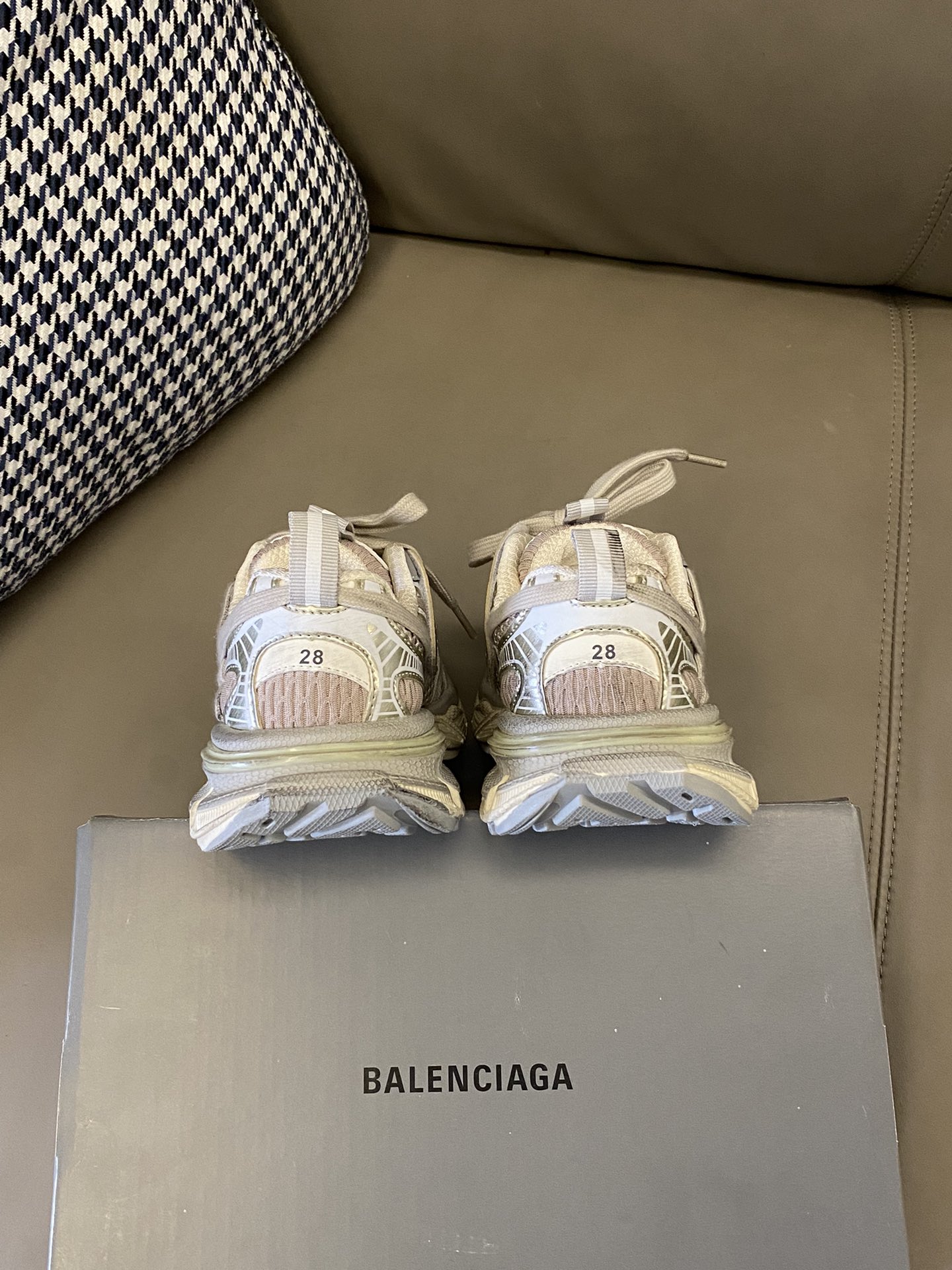 图片[4]-原图直出🌟 巴黎世家新款绑带3XL做旧老爹鞋绝了 一年四季都🉑以穿👻上脚质感拉满😍又酷又飒🆒双鞋带固定装饰+侧面魔术贴设计方便宝贝自己穿脱✅鞋底防滑耐磨，抓地力强👍🏻-选品中心