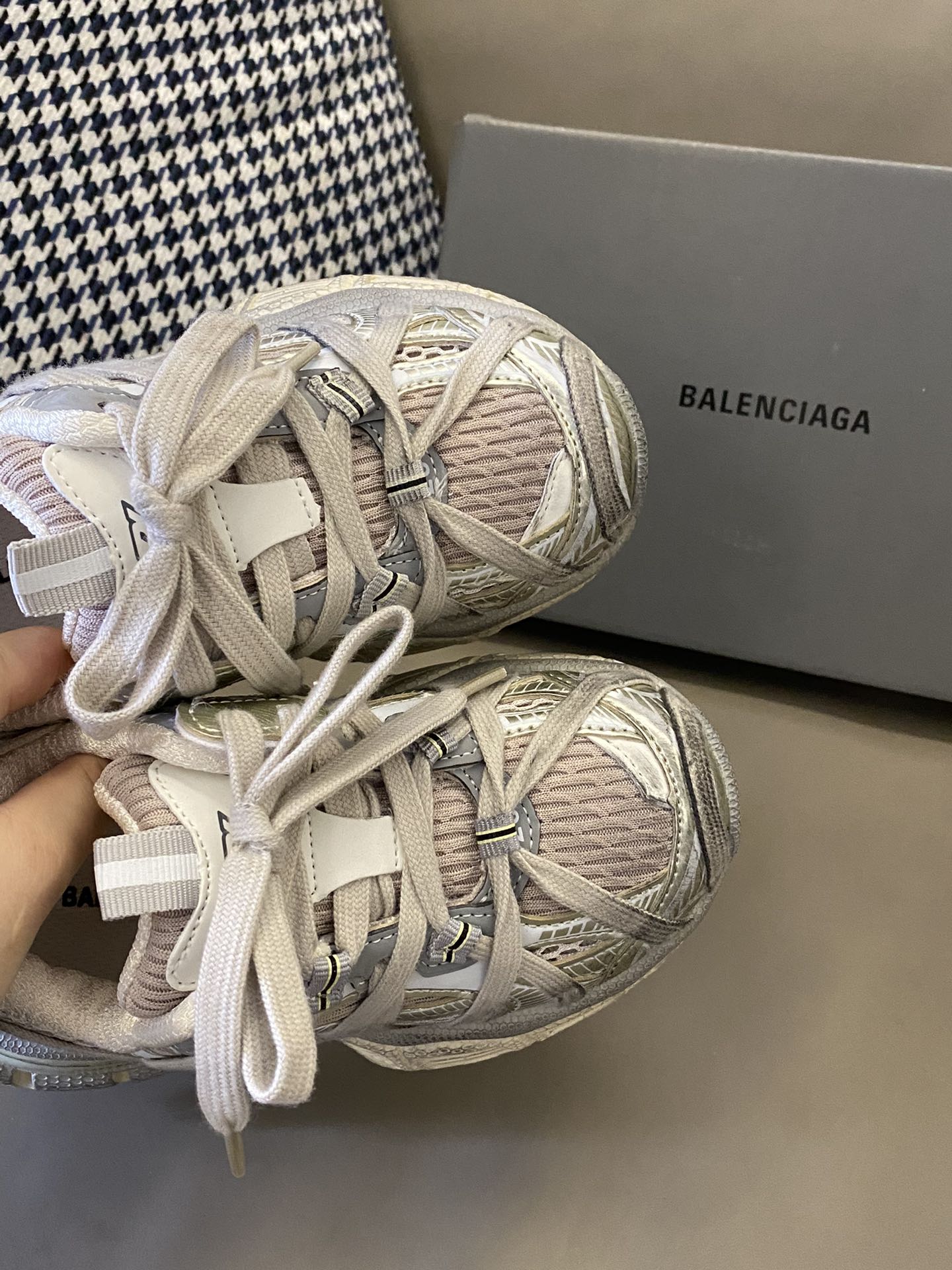 图片[7]-原图直出🌟 巴黎世家新款绑带3XL做旧老爹鞋绝了 一年四季都🉑以穿👻上脚质感拉满😍又酷又飒🆒双鞋带固定装饰+侧面魔术贴设计方便宝贝自己穿脱✅鞋底防滑耐磨，抓地力强👍🏻-选品中心