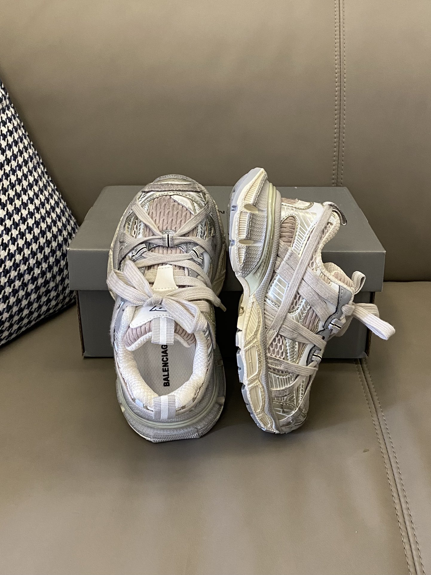 原图直出🌟 巴黎世家新款绑带3XL做旧老爹鞋绝了 一年四季都🉑以穿👻上脚质感拉满😍又酷又飒🆒双鞋带固定装饰+侧面魔术贴设计方便宝贝自己穿脱✅鞋底防滑耐磨，抓地力强👍🏻-选品中心