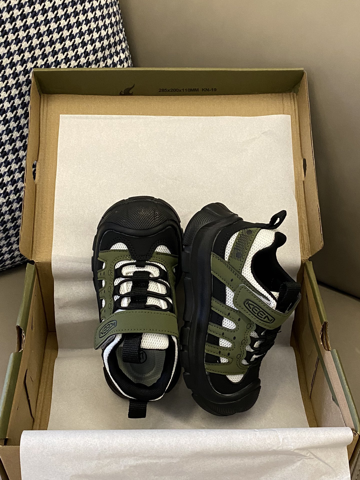 图片[5]-原图直出🌟 Keen网面魔术贴凉鞋真的太好看了呜呜😭都想买一囤1了脚感很不错👍透气性好💨魔术贴设计方便宝贝自己穿脱✅橡胶鞋底防滑耐磨抓地力强👻-选品中心