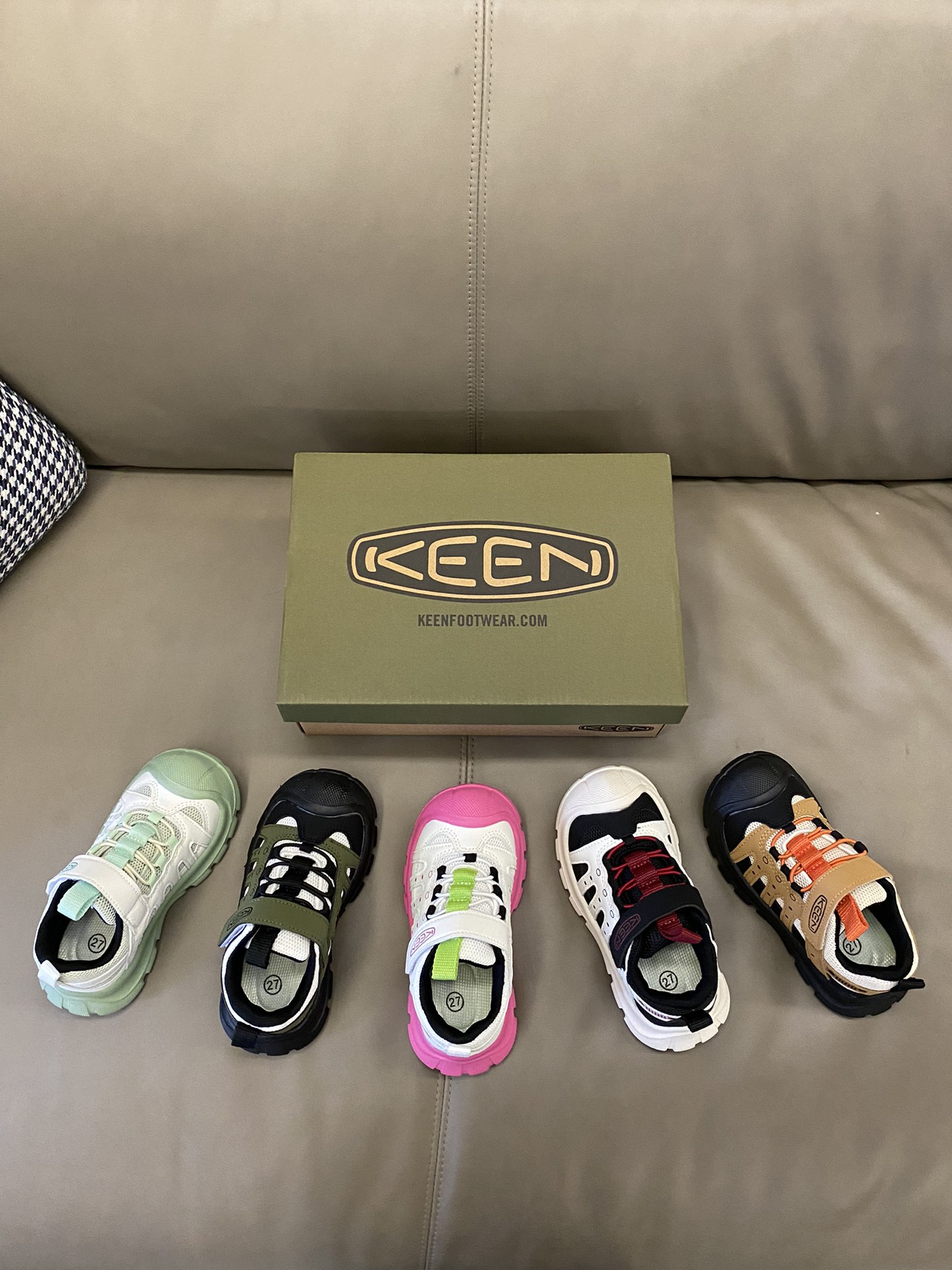 图片[4]-原图直出🌟 Keen网面魔术贴凉鞋真的太好看了呜呜😭都想买一囤1了脚感很不错👍透气性好💨魔术贴设计方便宝贝自己穿脱✅橡胶鞋底防滑耐磨抓地力强👻-选品中心