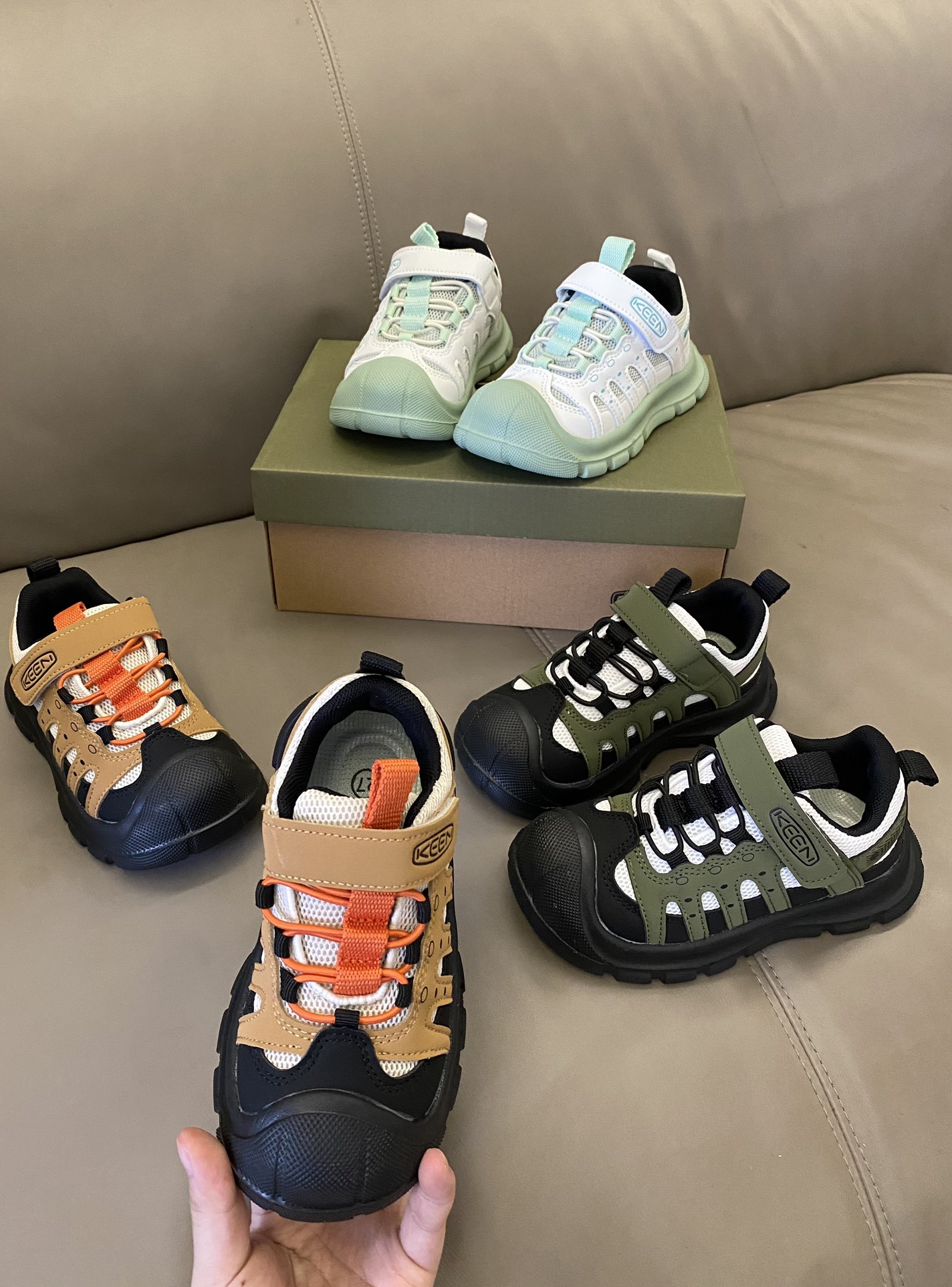 图片[3]-原图直出🌟 Keen网面魔术贴凉鞋真的太好看了呜呜😭都想买一囤1了脚感很不错👍透气性好💨魔术贴设计方便宝贝自己穿脱✅橡胶鞋底防滑耐磨抓地力强👻-选品中心