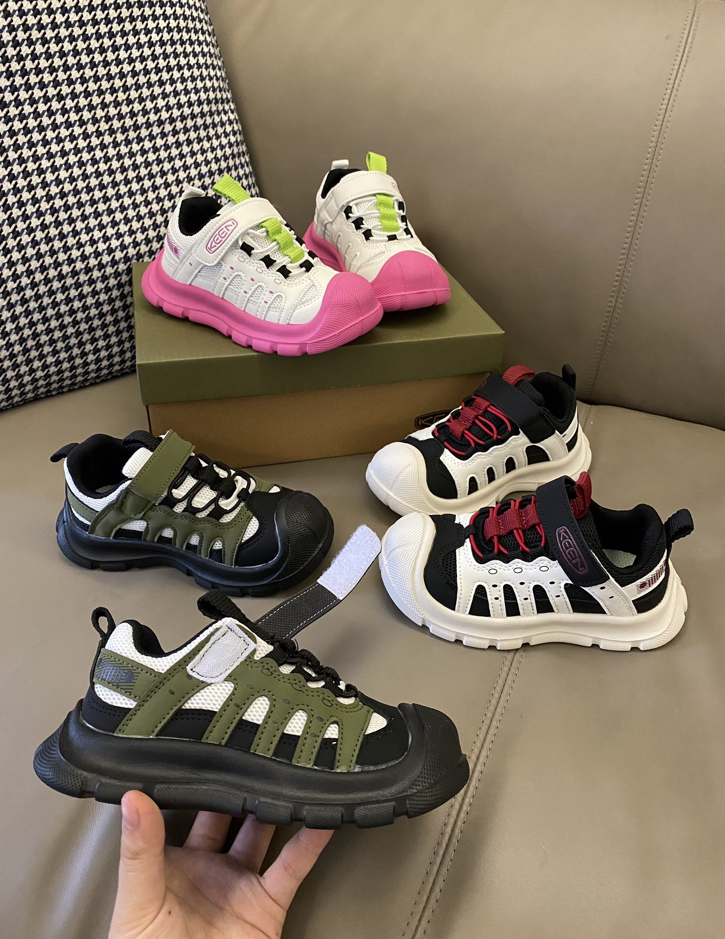 原图直出🌟 Keen网面魔术贴凉鞋真的太好看了呜呜😭都想买一囤1了脚感很不错👍透气性好💨魔术贴设计方便宝贝自己穿脱✅橡胶鞋底防滑耐磨抓地力强👻-选品中心