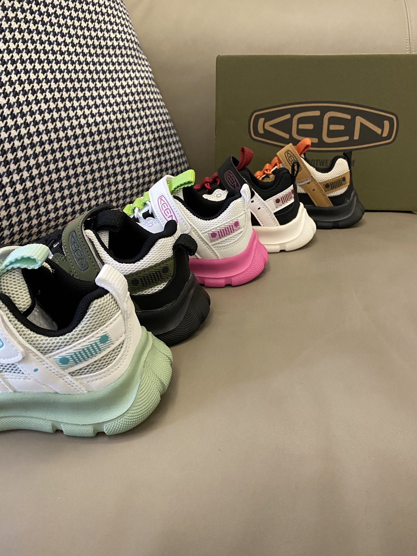 图片[7]-原图直出🌟 Keen网面魔术贴凉鞋真的太好看了呜呜😭都想买一囤1了脚感很不错👍透气性好💨魔术贴设计方便宝贝自己穿脱✅橡胶鞋底防滑耐磨抓地力强👻-选品中心