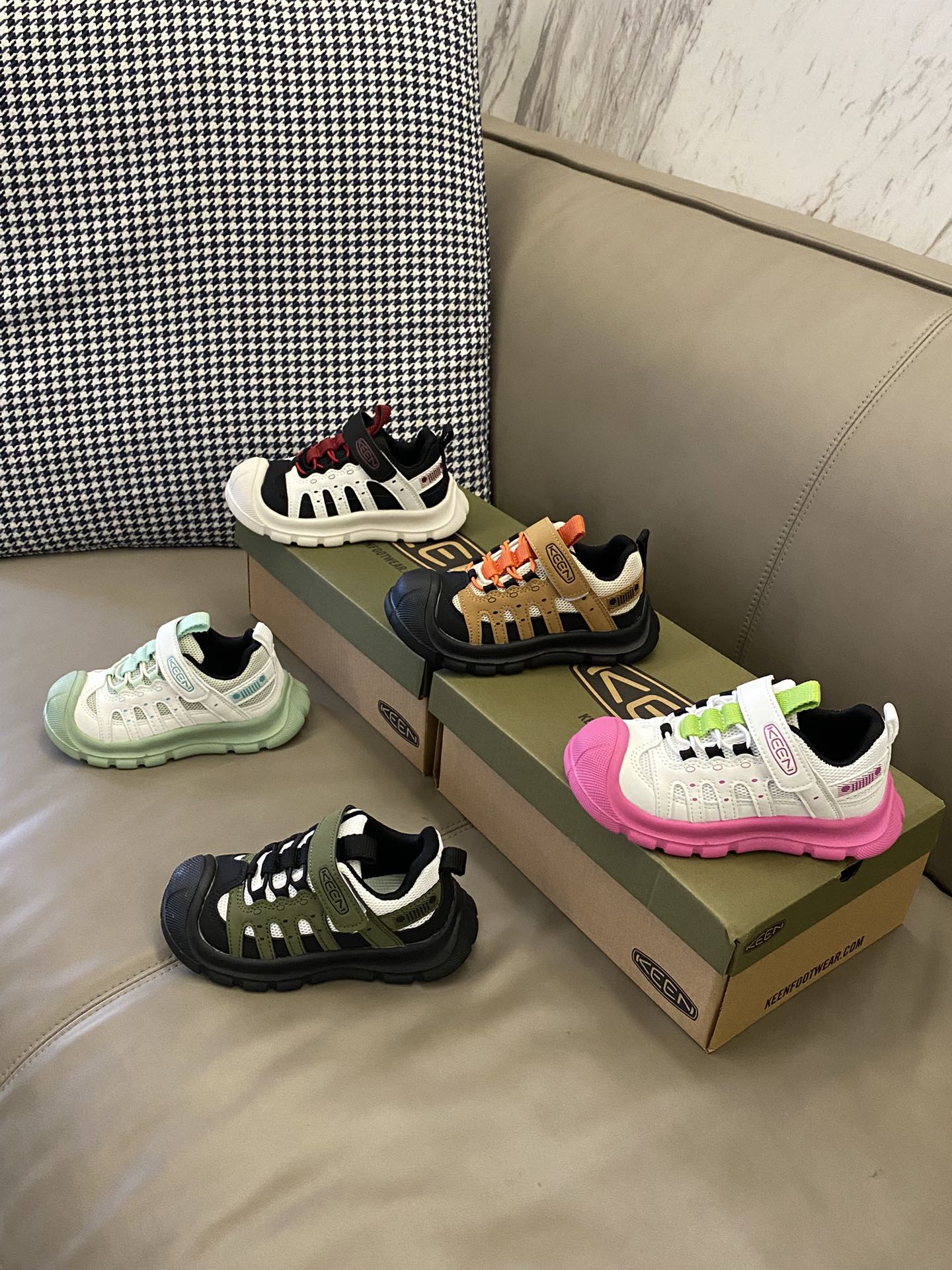 图片[6]-原图直出🌟 Keen网面魔术贴凉鞋真的太好看了呜呜😭都想买一囤1了脚感很不错👍透气性好💨魔术贴设计方便宝贝自己穿脱✅橡胶鞋底防滑耐磨抓地力强👻-选品中心