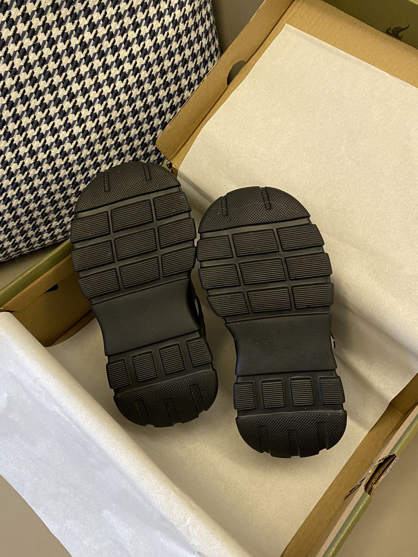 图片[9]-原图直出🌟 Keen网面魔术贴凉鞋真的太好看了呜呜😭都想买一囤1了脚感很不错👍透气性好💨魔术贴设计方便宝贝自己穿脱✅橡胶鞋底防滑耐磨抓地力强👻-选品中心