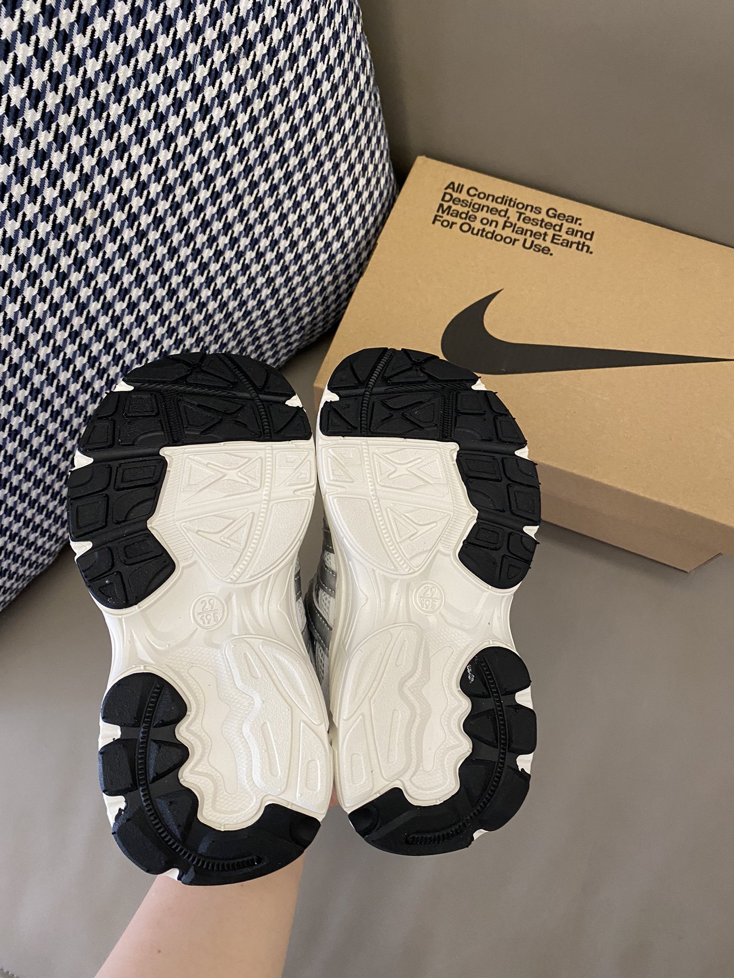 图片[9]-原图直出🌟 NK 网面旋转纽扣运动鞋经典配色真的可以闭眼入😜旋转纽扣设计方便宝贝穿脱✌🏻超透气网眼设计，清爽透气💨整双鞋子质感🈵🈵轻盈、有弹性👏🏻-选品中心