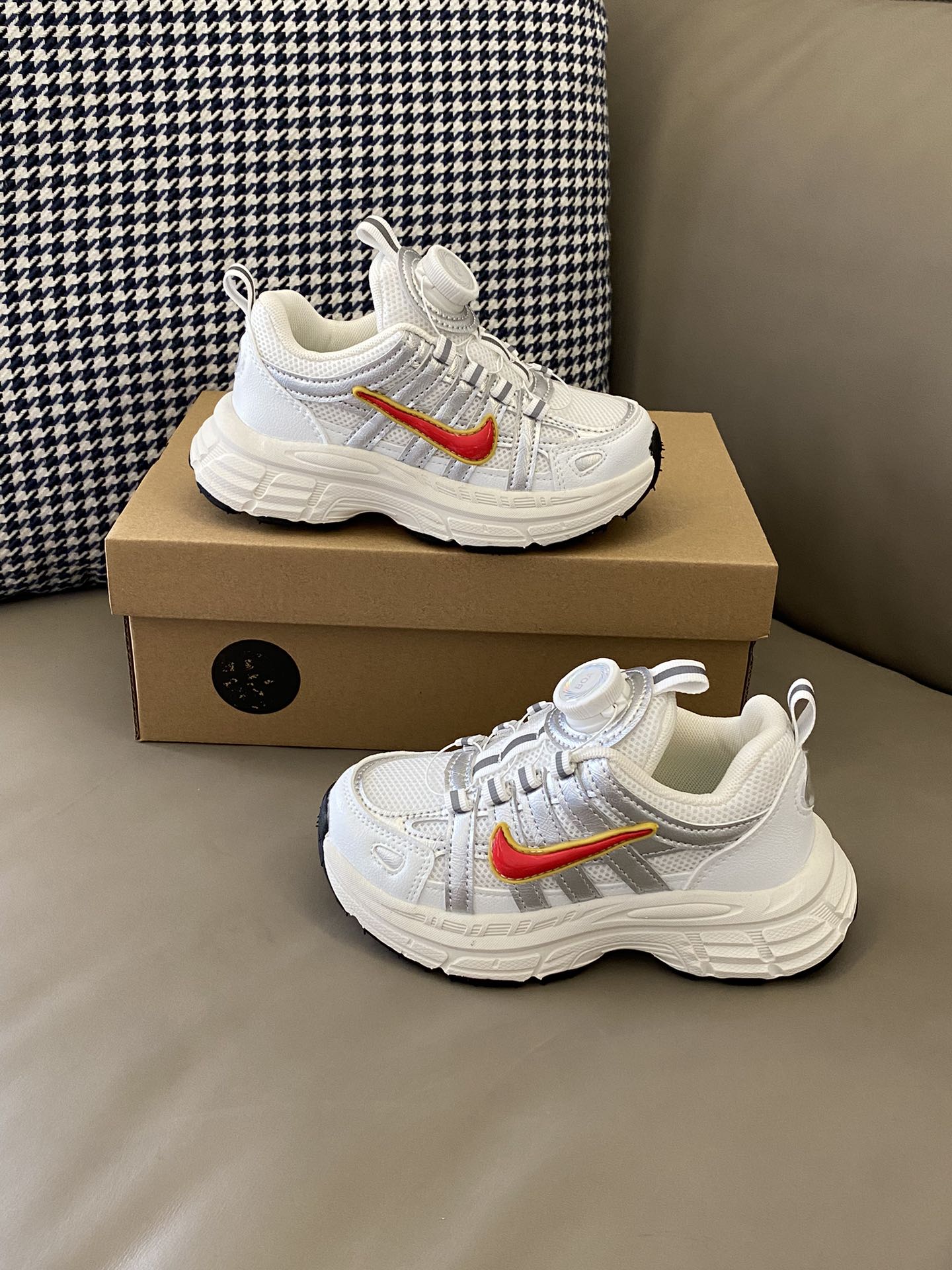 图片[3]-原图直出🌟 NK 网面旋转纽扣运动鞋经典配色真的可以闭眼入😜旋转纽扣设计方便宝贝穿脱✌🏻超透气网眼设计，清爽透气💨整双鞋子质感🈵🈵轻盈、有弹性👏🏻-选品中心