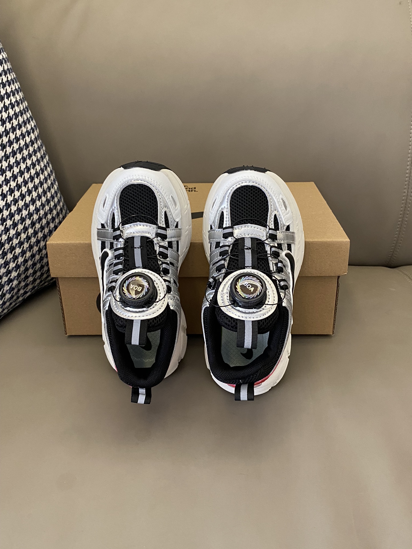 图片[2]-原图直出🌟 NK 网面旋转纽扣运动鞋经典配色真的可以闭眼入😜旋转纽扣设计方便宝贝穿脱✌🏻超透气网眼设计，清爽透气💨整双鞋子质感🈵🈵轻盈、有弹性👏🏻-选品中心