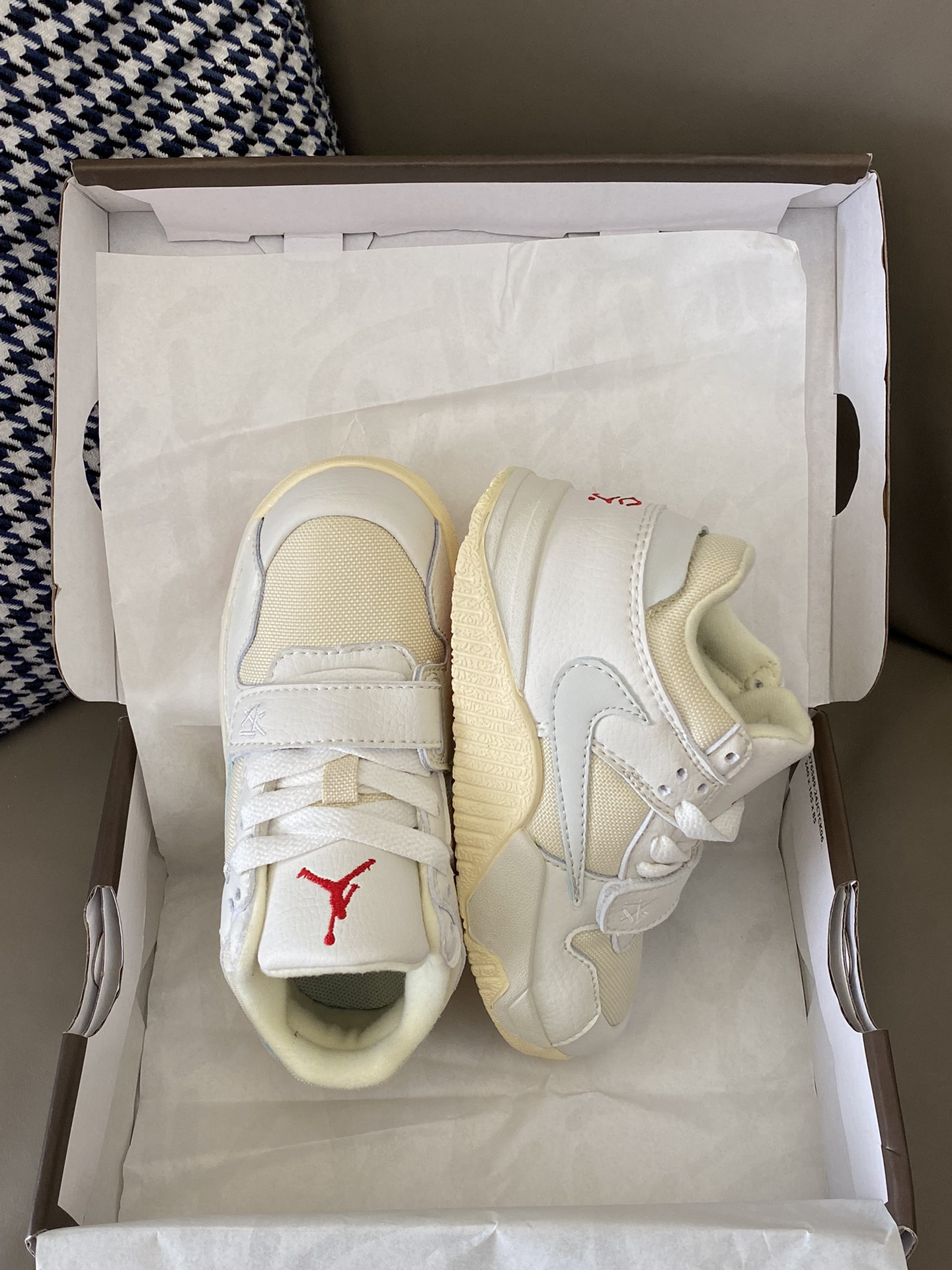 原图直出🌟 这倒钩运动鞋设计独特时尚经典不过时👻鞋面材质看起来非常舒适😌鞋底厚实而柔软☁️魔术贴+按钮扣设计方便宝贝穿脱✅-选品中心