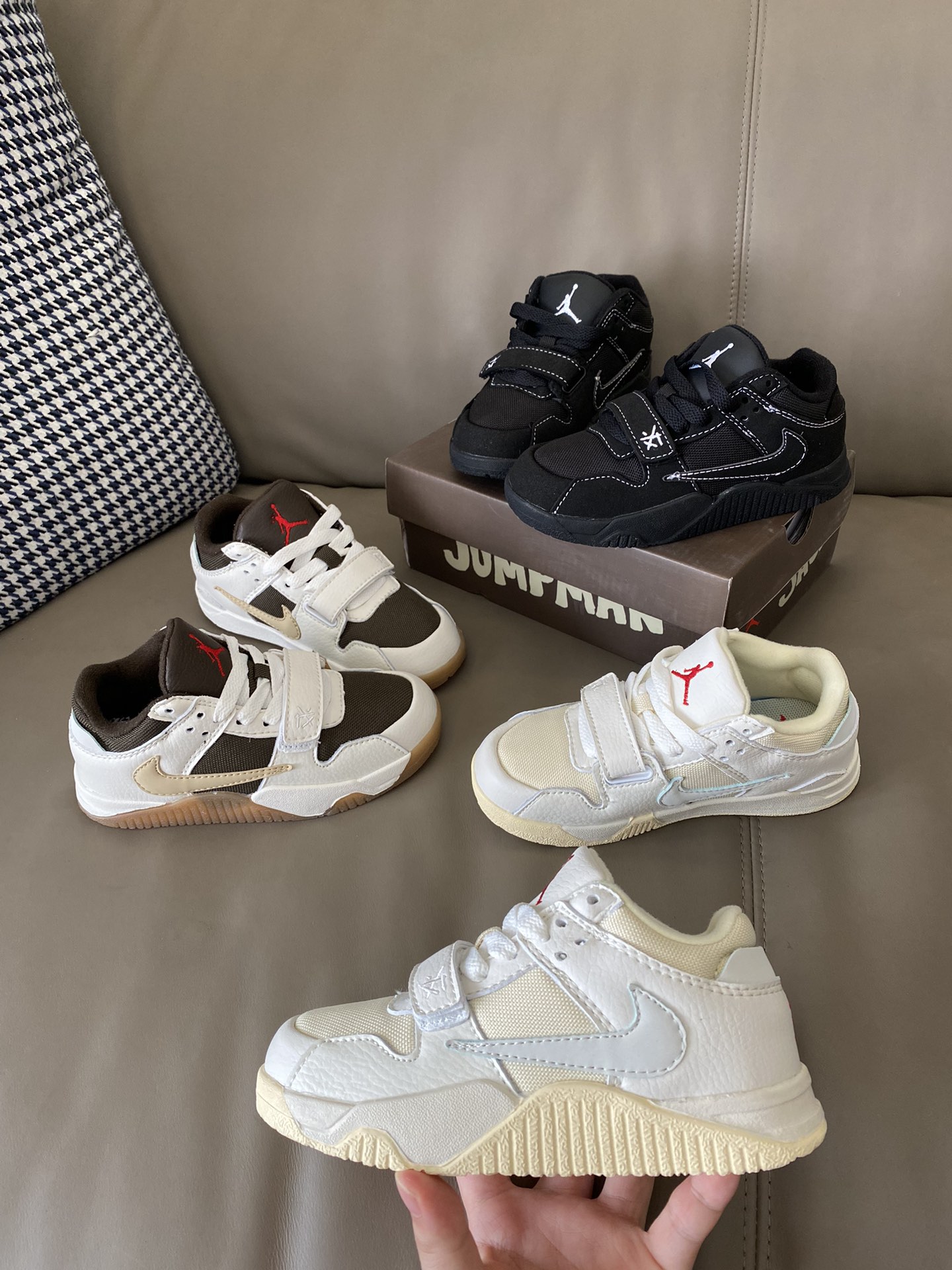 图片[3]-原图直出🌟 这倒钩运动鞋设计独特时尚经典不过时👻鞋面材质看起来非常舒适😌鞋底厚实而柔软☁️魔术贴+按钮扣设计方便宝贝穿脱✅-选品中心