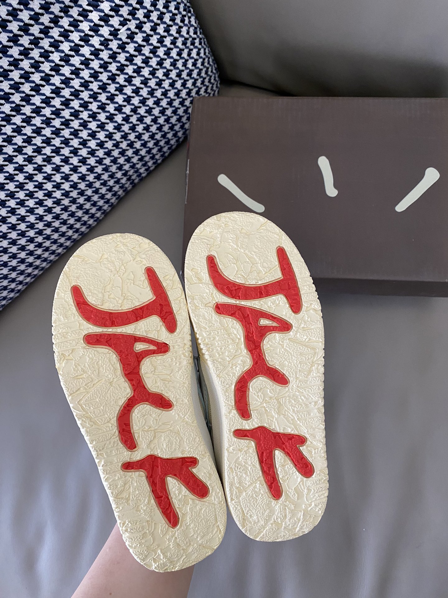 图片[9]-原图直出🌟 这倒钩运动鞋设计独特时尚经典不过时👻鞋面材质看起来非常舒适😌鞋底厚实而柔软☁️魔术贴+按钮扣设计方便宝贝穿脱✅-选品中心