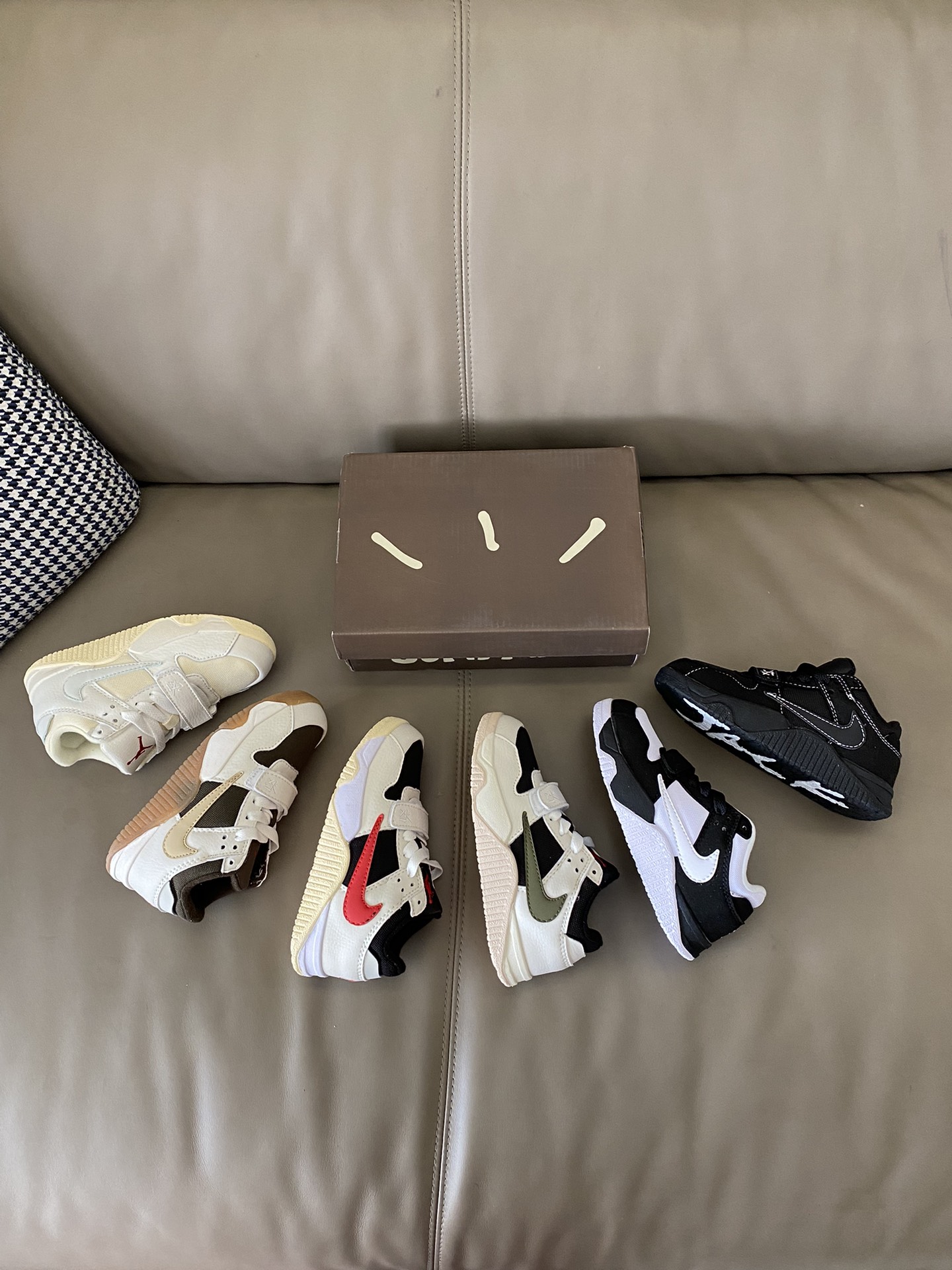 图片[5]-原图直出🌟 这倒钩运动鞋设计独特时尚经典不过时👻鞋面材质看起来非常舒适😌鞋底厚实而柔软☁️魔术贴+按钮扣设计方便宝贝穿脱✅-选品中心