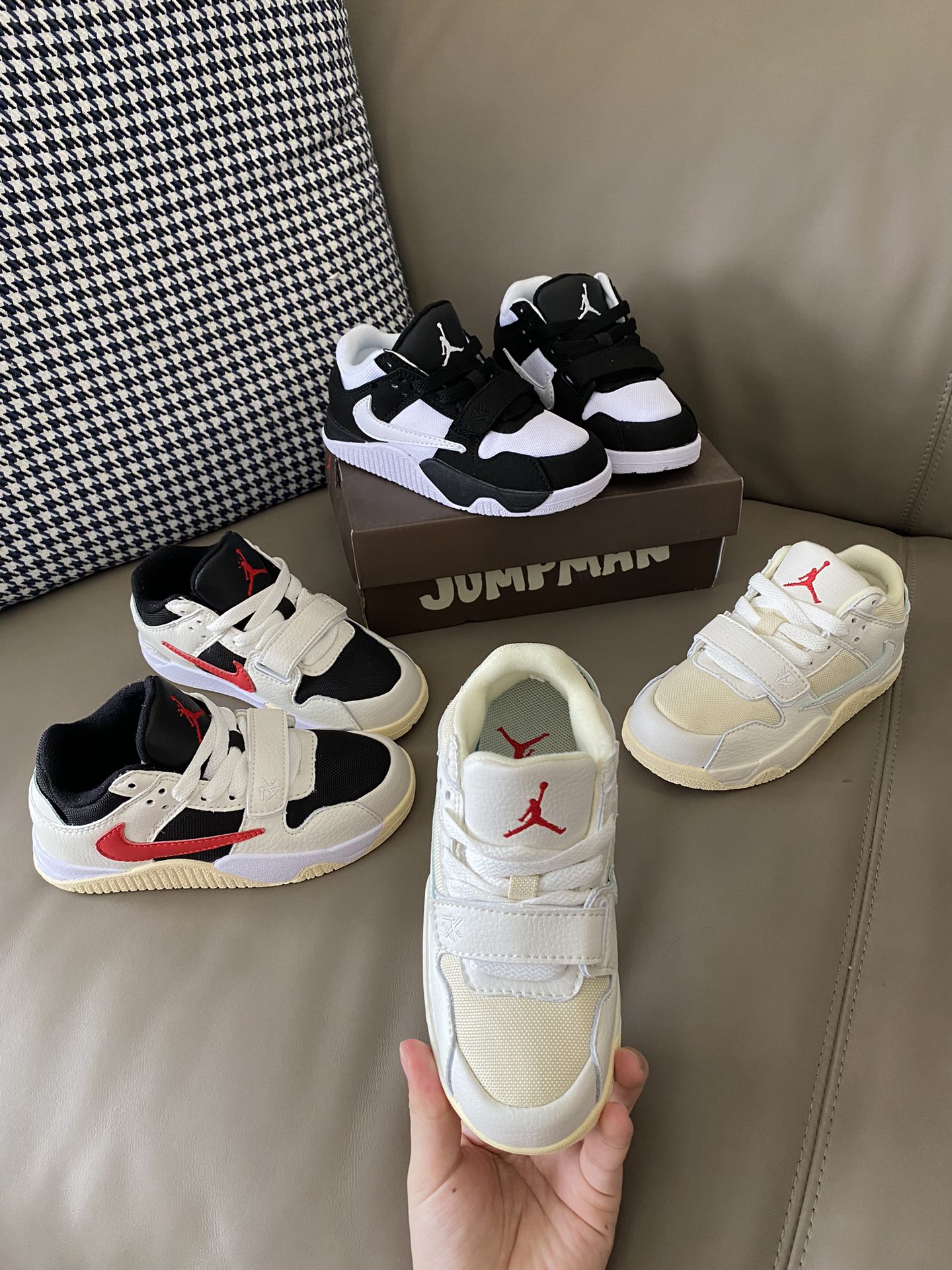 图片[2]-原图直出🌟 这倒钩运动鞋设计独特时尚经典不过时👻鞋面材质看起来非常舒适😌鞋底厚实而柔软☁️魔术贴+按钮扣设计方便宝贝穿脱✅-选品中心