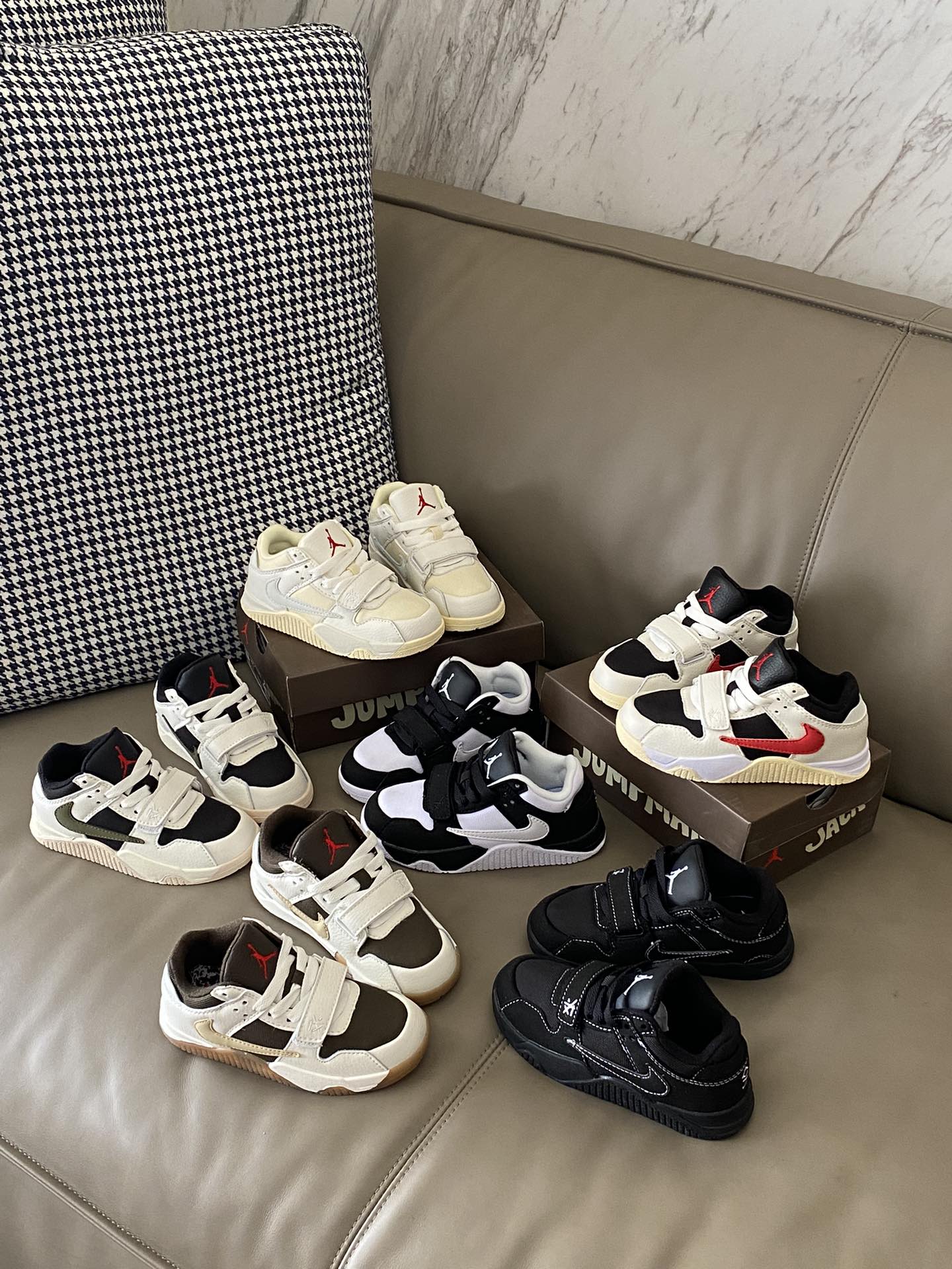 图片[6]-原图直出🌟 这倒钩运动鞋设计独特时尚经典不过时👻鞋面材质看起来非常舒适😌鞋底厚实而柔软☁️魔术贴+按钮扣设计方便宝贝穿脱✅-选品中心