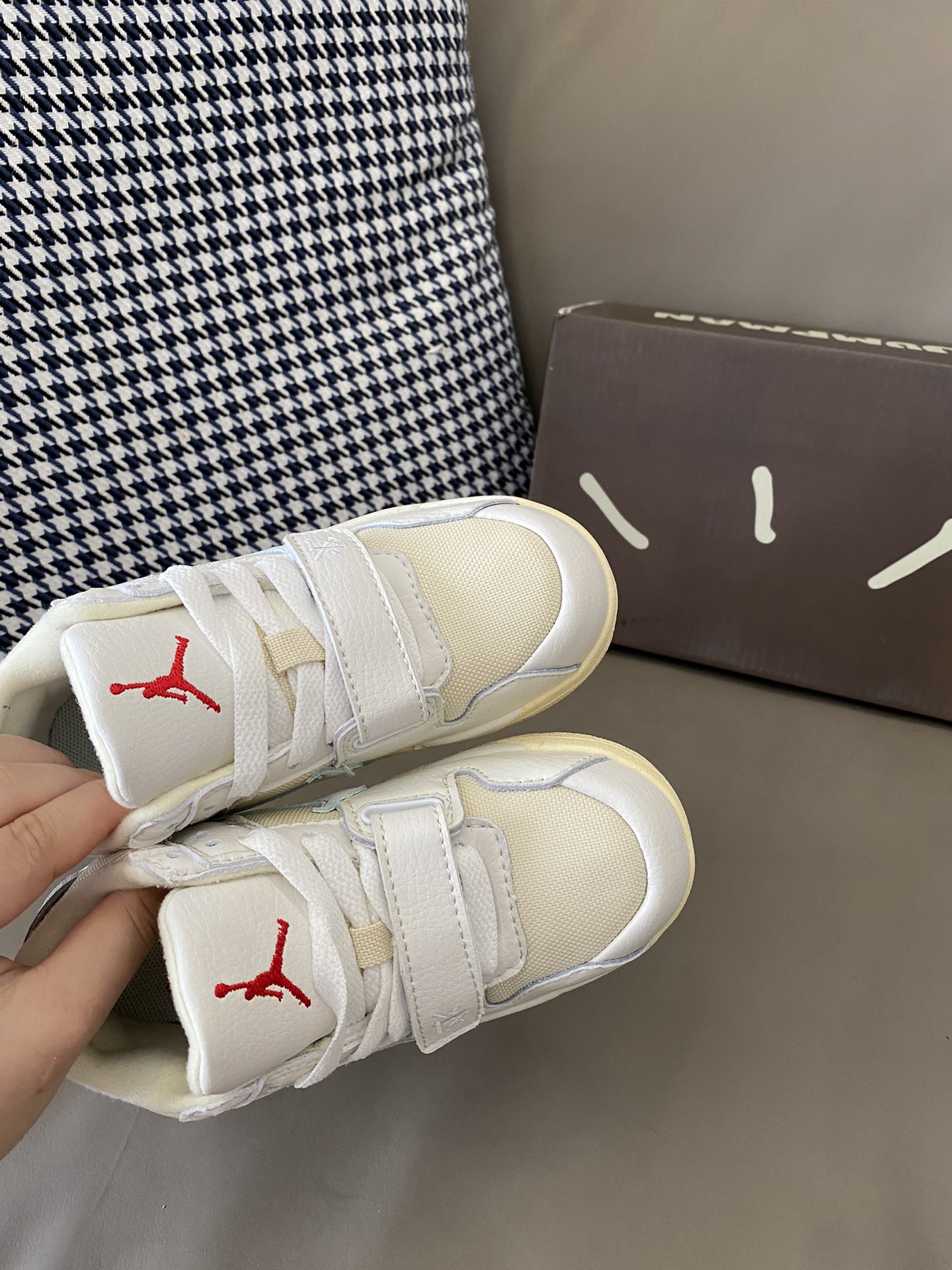 图片[7]-原图直出🌟 这倒钩运动鞋设计独特时尚经典不过时👻鞋面材质看起来非常舒适😌鞋底厚实而柔软☁️魔术贴+按钮扣设计方便宝贝穿脱✅-选品中心