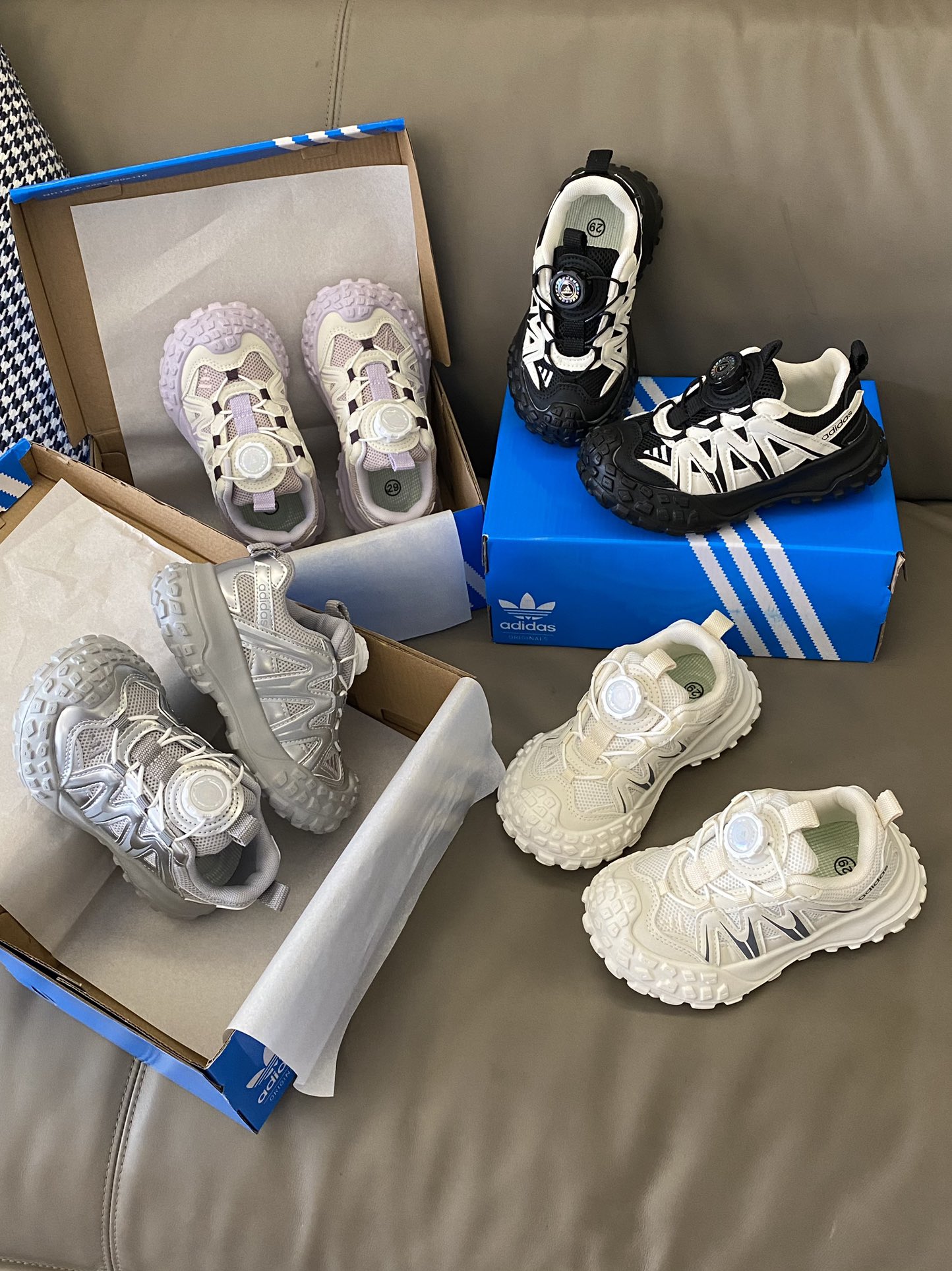 图片[3]-原图直出🌟 这款老爹鞋绝绝子超级百搭，舒适度满分💯闭眼入就对了👍🏻旋钮设计，一提一按快捷方便👻质量杠杠滴～穿一天下来也不会累脚👣-选品中心