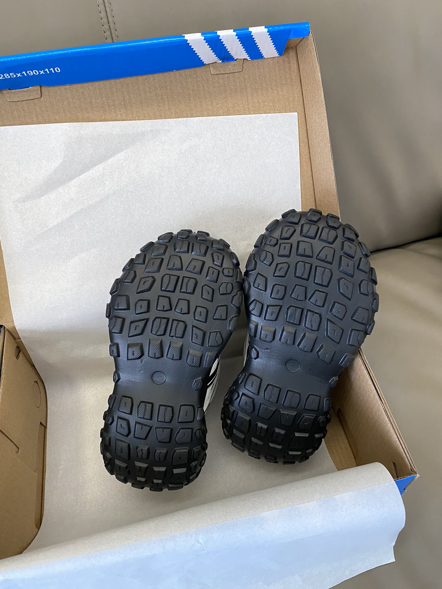 图片[9]-原图直出🌟 这款老爹鞋绝绝子超级百搭，舒适度满分💯闭眼入就对了👍🏻旋钮设计，一提一按快捷方便👻质量杠杠滴～穿一天下来也不会累脚👣-选品中心