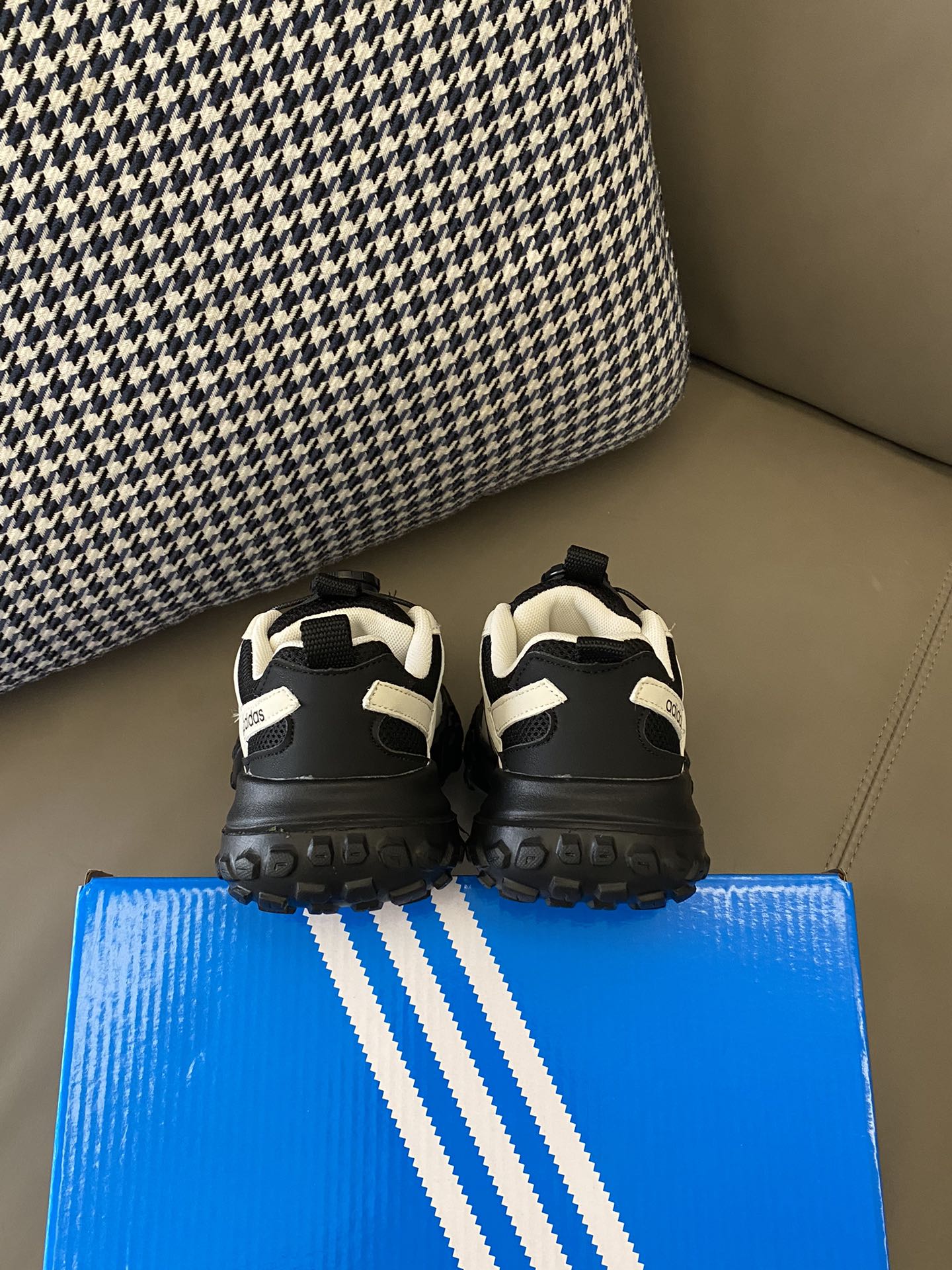 图片[4]-原图直出🌟 这款老爹鞋绝绝子超级百搭，舒适度满分💯闭眼入就对了👍🏻旋钮设计，一提一按快捷方便👻质量杠杠滴～穿一天下来也不会累脚👣-选品中心