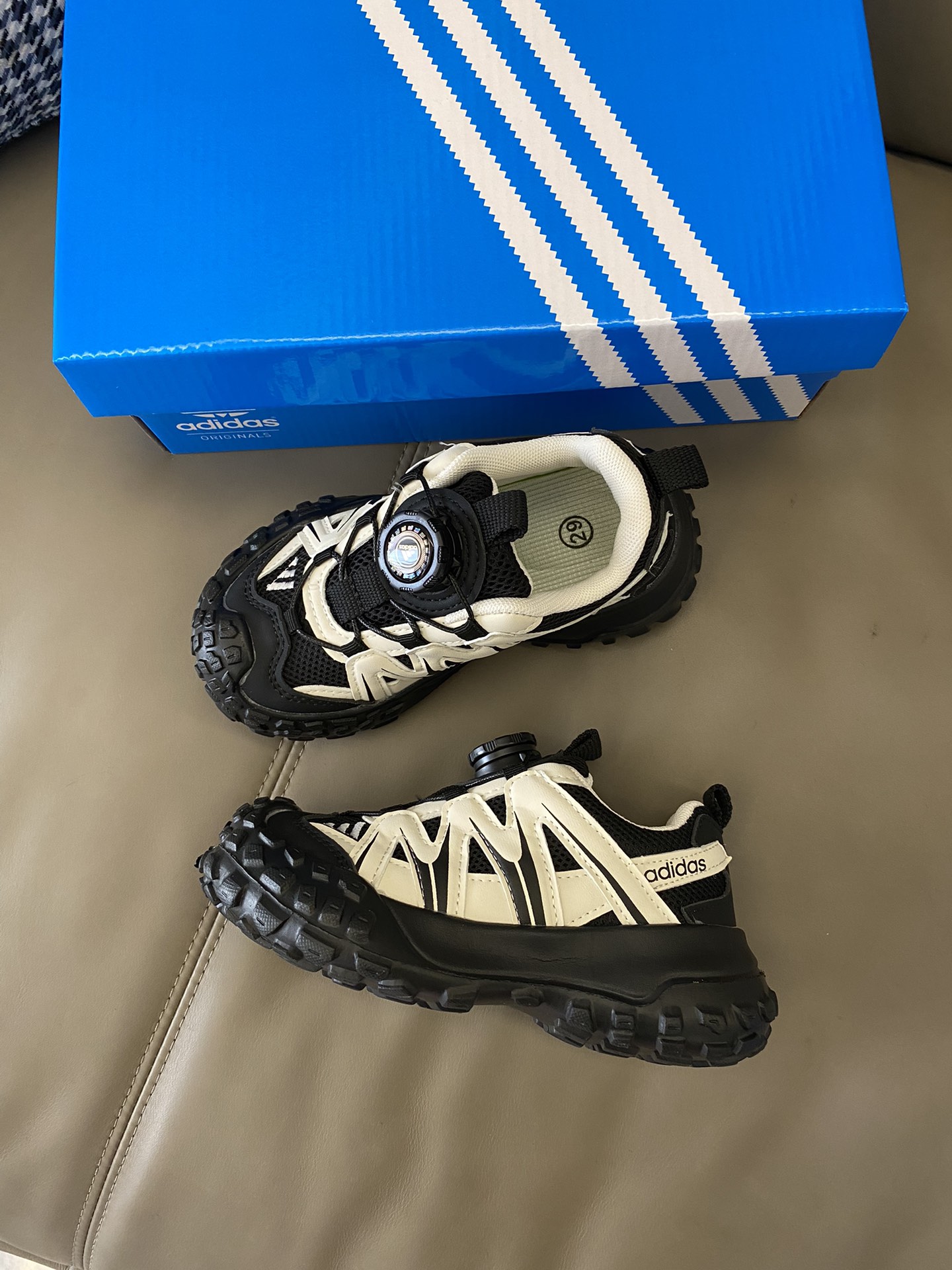 图片[2]-原图直出🌟 这款老爹鞋绝绝子超级百搭，舒适度满分💯闭眼入就对了👍🏻旋钮设计，一提一按快捷方便👻质量杠杠滴～穿一天下来也不会累脚👣-选品中心