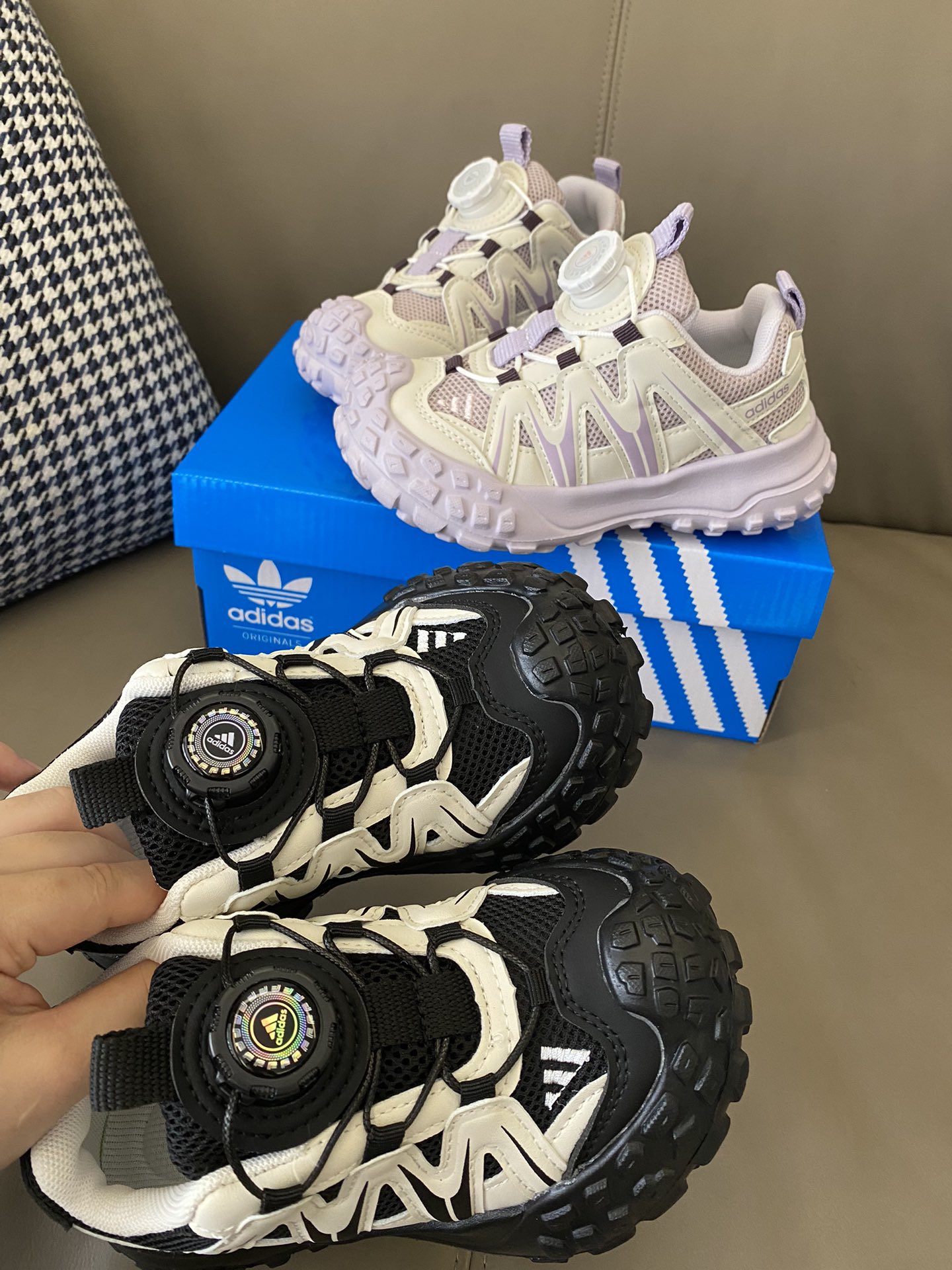 图片[7]-原图直出🌟 这款老爹鞋绝绝子超级百搭，舒适度满分💯闭眼入就对了👍🏻旋钮设计，一提一按快捷方便👻质量杠杠滴～穿一天下来也不会累脚👣-选品中心