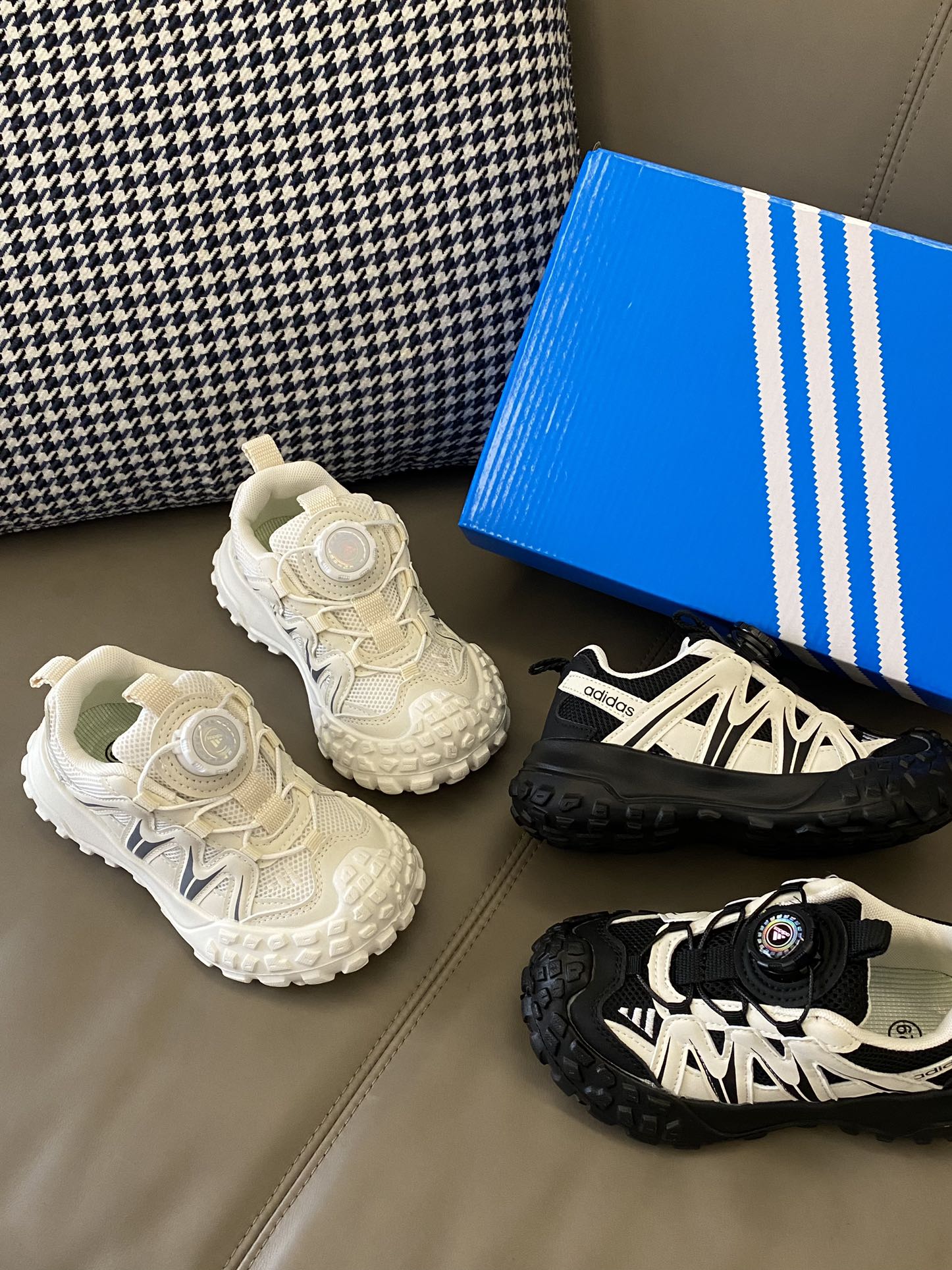 图片[5]-原图直出🌟 这款老爹鞋绝绝子超级百搭，舒适度满分💯闭眼入就对了👍🏻旋钮设计，一提一按快捷方便👻质量杠杠滴～穿一天下来也不会累脚👣-选品中心