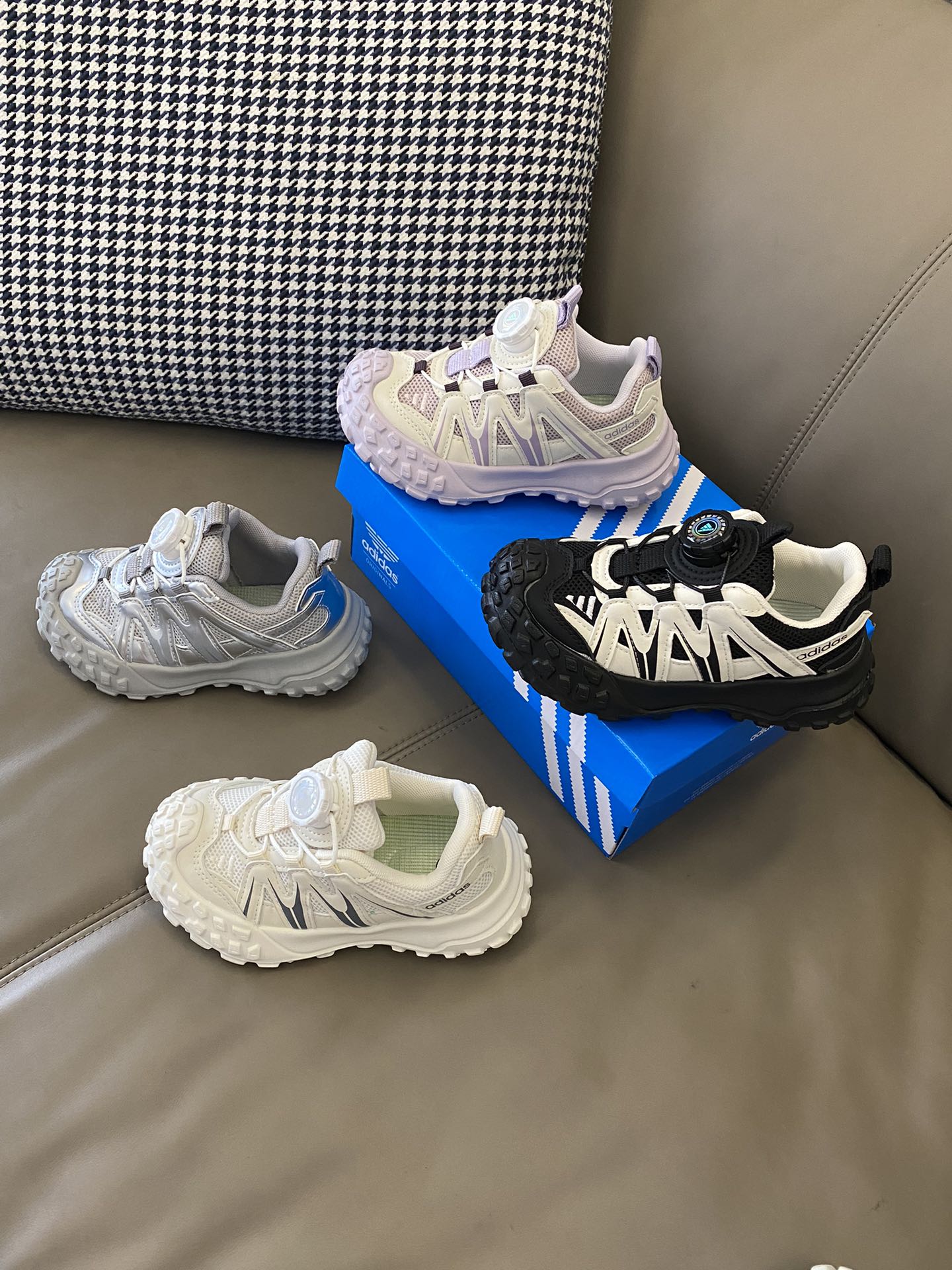 图片[8]-原图直出🌟 这款老爹鞋绝绝子超级百搭，舒适度满分💯闭眼入就对了👍🏻旋钮设计，一提一按快捷方便👻质量杠杠滴～穿一天下来也不会累脚👣-选品中心