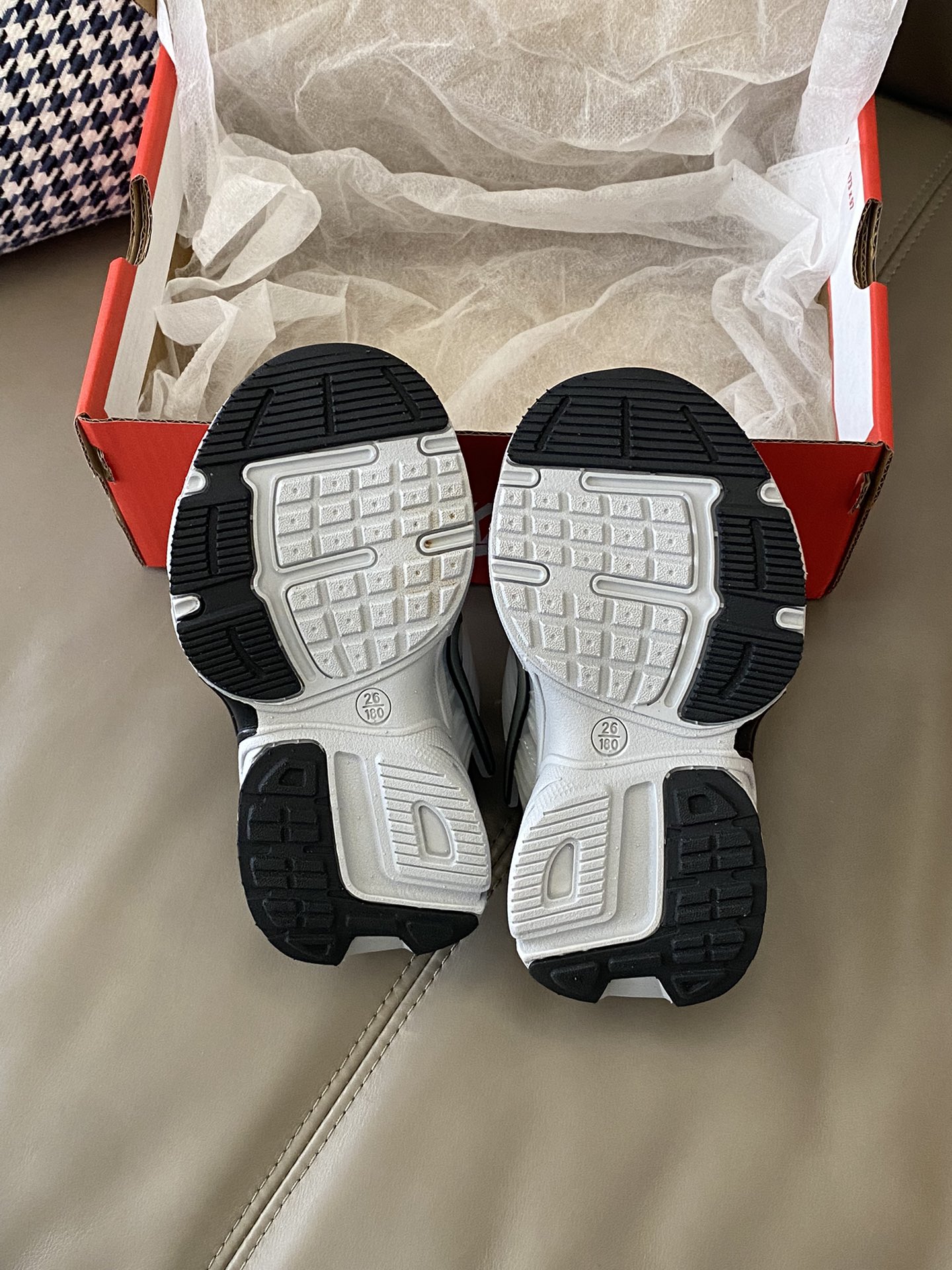 图片[9]-原图直出🌟 NK V2K网面旋转扣老爹鞋也是绝了 外观搭配起来毫不费力🎊整体简约时尚复古感🈵🈵透气网面与皮革拼接，质感细腻柔软不闷脚💨旋转扣方便穿脱✔️鞋底防滑耐磨-选品中心