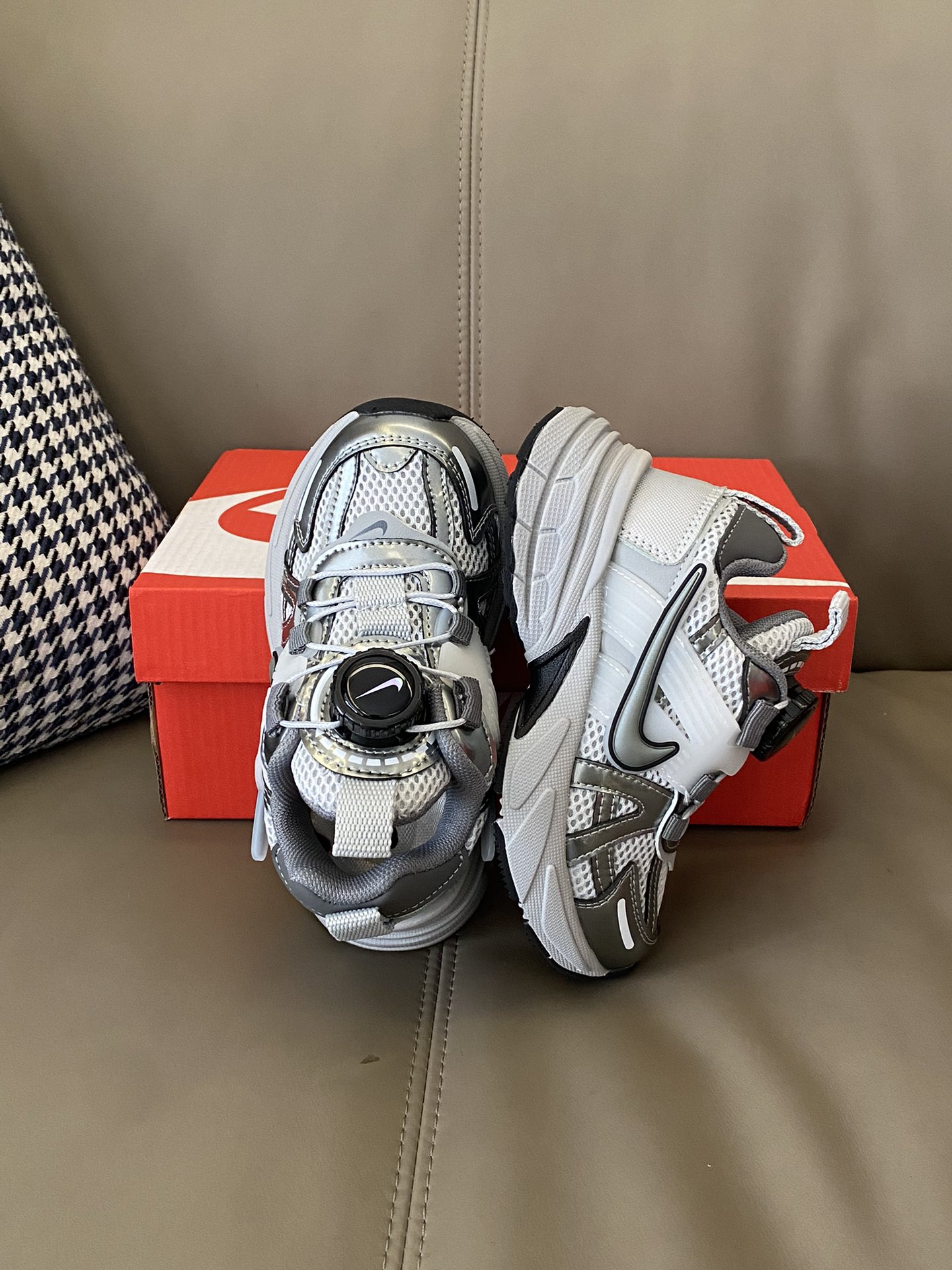 图片[5]-原图直出🌟 NK V2K网面旋转扣老爹鞋也是绝了 外观搭配起来毫不费力🎊整体简约时尚复古感🈵🈵透气网面与皮革拼接，质感细腻柔软不闷脚💨旋转扣方便穿脱✔️鞋底防滑耐磨-选品中心