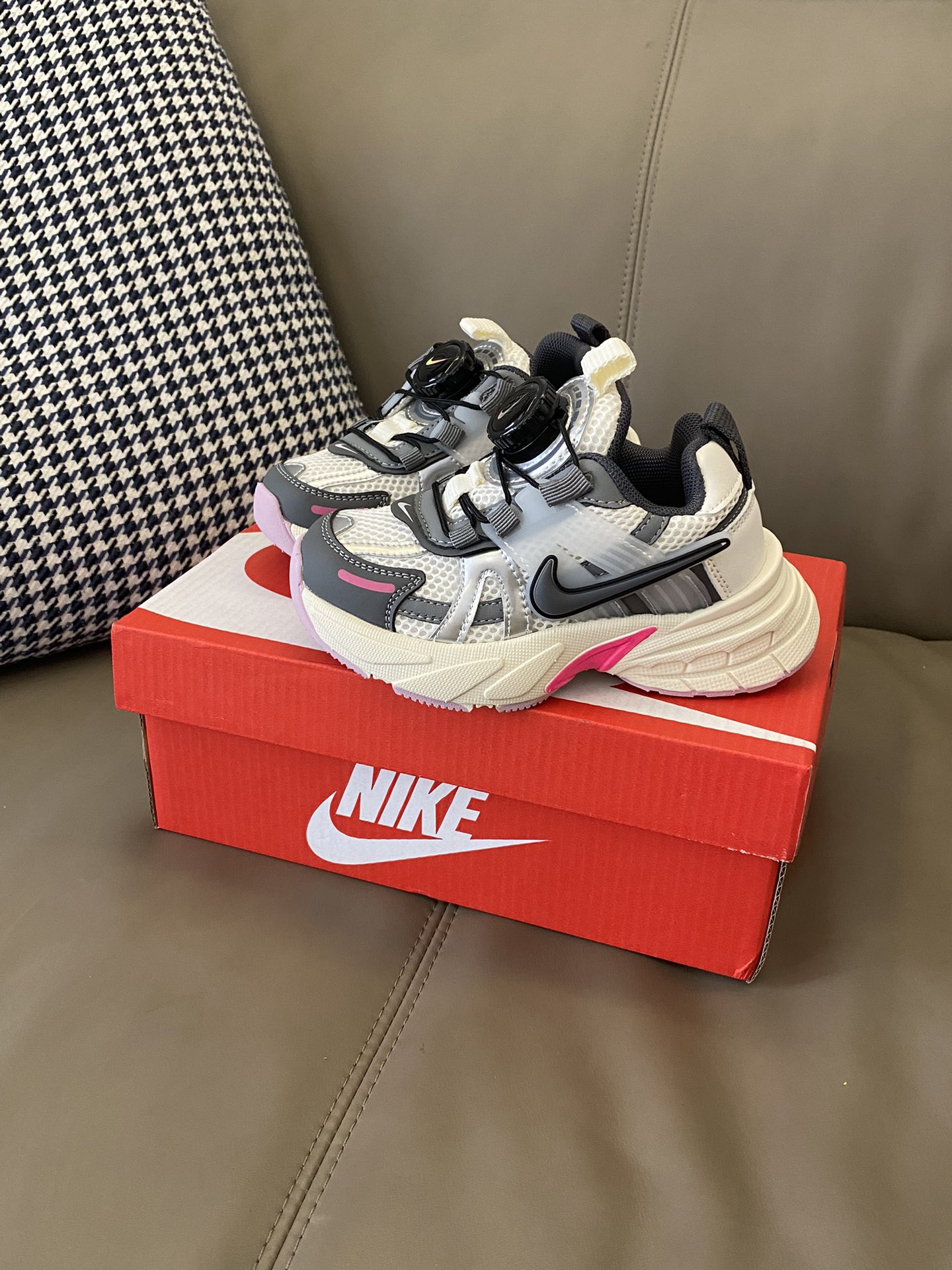 图片[6]-原图直出🌟 NK V2K网面旋转扣老爹鞋也是绝了 外观搭配起来毫不费力🎊整体简约时尚复古感🈵🈵透气网面与皮革拼接，质感细腻柔软不闷脚💨旋转扣方便穿脱✔️鞋底防滑耐磨-选品中心