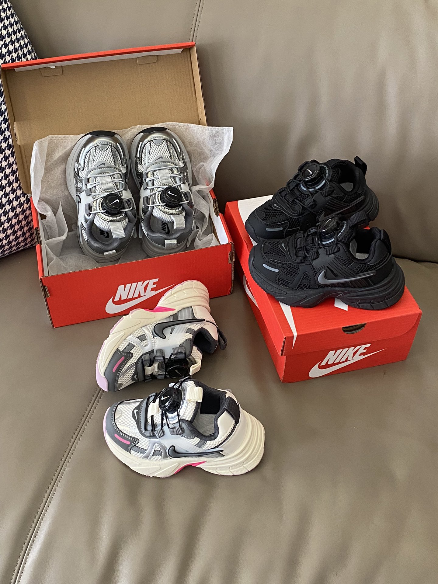 图片[2]-原图直出🌟 NK V2K网面旋转扣老爹鞋也是绝了 外观搭配起来毫不费力🎊整体简约时尚复古感🈵🈵透气网面与皮革拼接，质感细腻柔软不闷脚💨旋转扣方便穿脱✔️鞋底防滑耐磨-选品中心