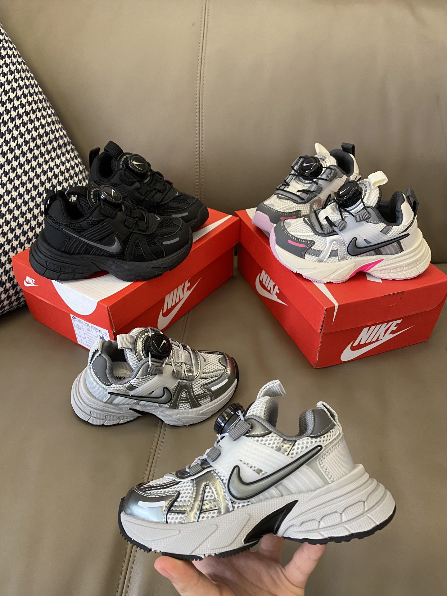 图片[8]-原图直出🌟 NK V2K网面旋转扣老爹鞋也是绝了 外观搭配起来毫不费力🎊整体简约时尚复古感🈵🈵透气网面与皮革拼接，质感细腻柔软不闷脚💨旋转扣方便穿脱✔️鞋底防滑耐磨-选品中心