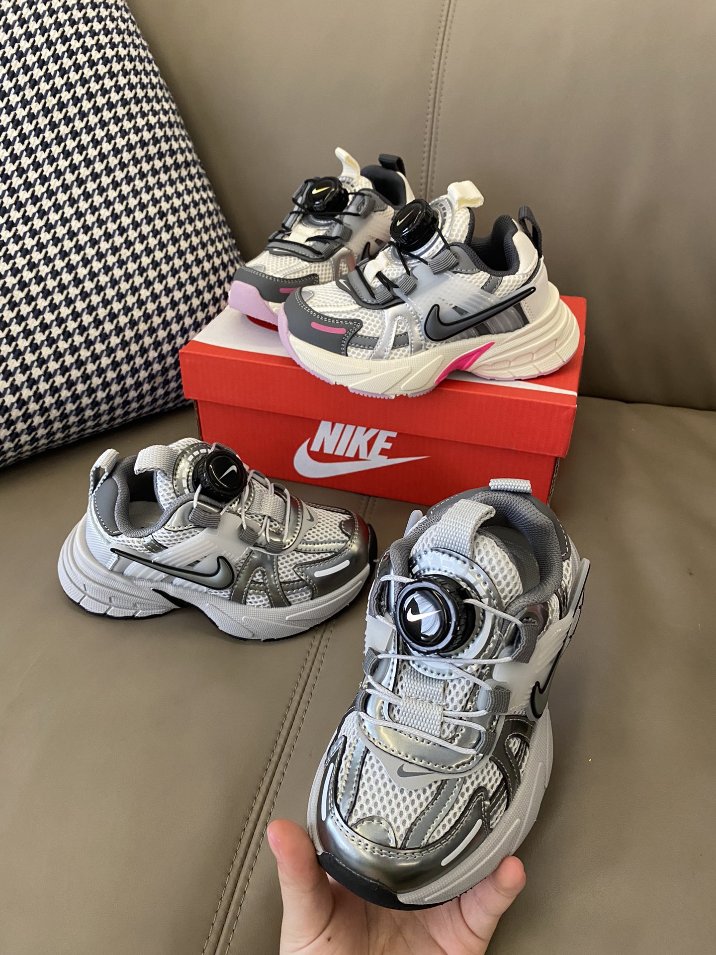 图片[3]-原图直出🌟 NK V2K网面旋转扣老爹鞋也是绝了 外观搭配起来毫不费力🎊整体简约时尚复古感🈵🈵透气网面与皮革拼接，质感细腻柔软不闷脚💨旋转扣方便穿脱✔️鞋底防滑耐磨-选品中心