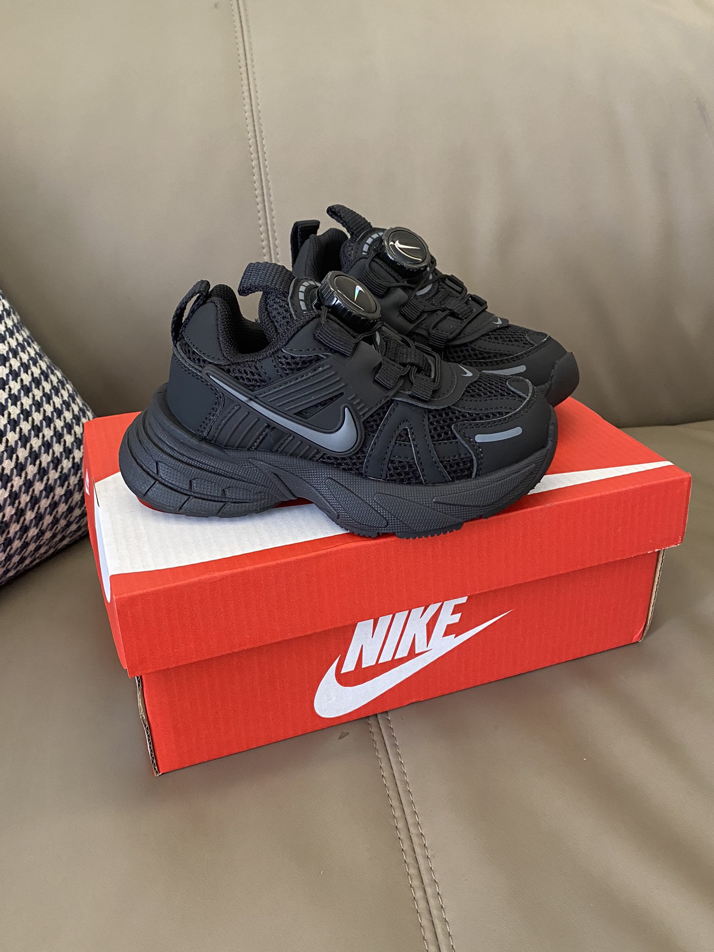 图片[4]-原图直出🌟 NK V2K网面旋转扣老爹鞋也是绝了 外观搭配起来毫不费力🎊整体简约时尚复古感🈵🈵透气网面与皮革拼接，质感细腻柔软不闷脚💨旋转扣方便穿脱✔️鞋底防滑耐磨-选品中心